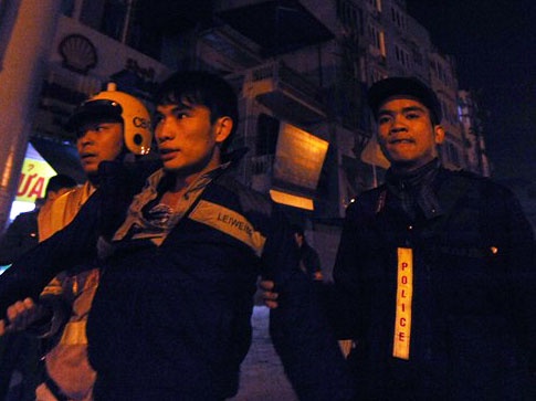 Thanh nien qua khich bo chay khi gap luc luong 141 dem Noel hinh anh