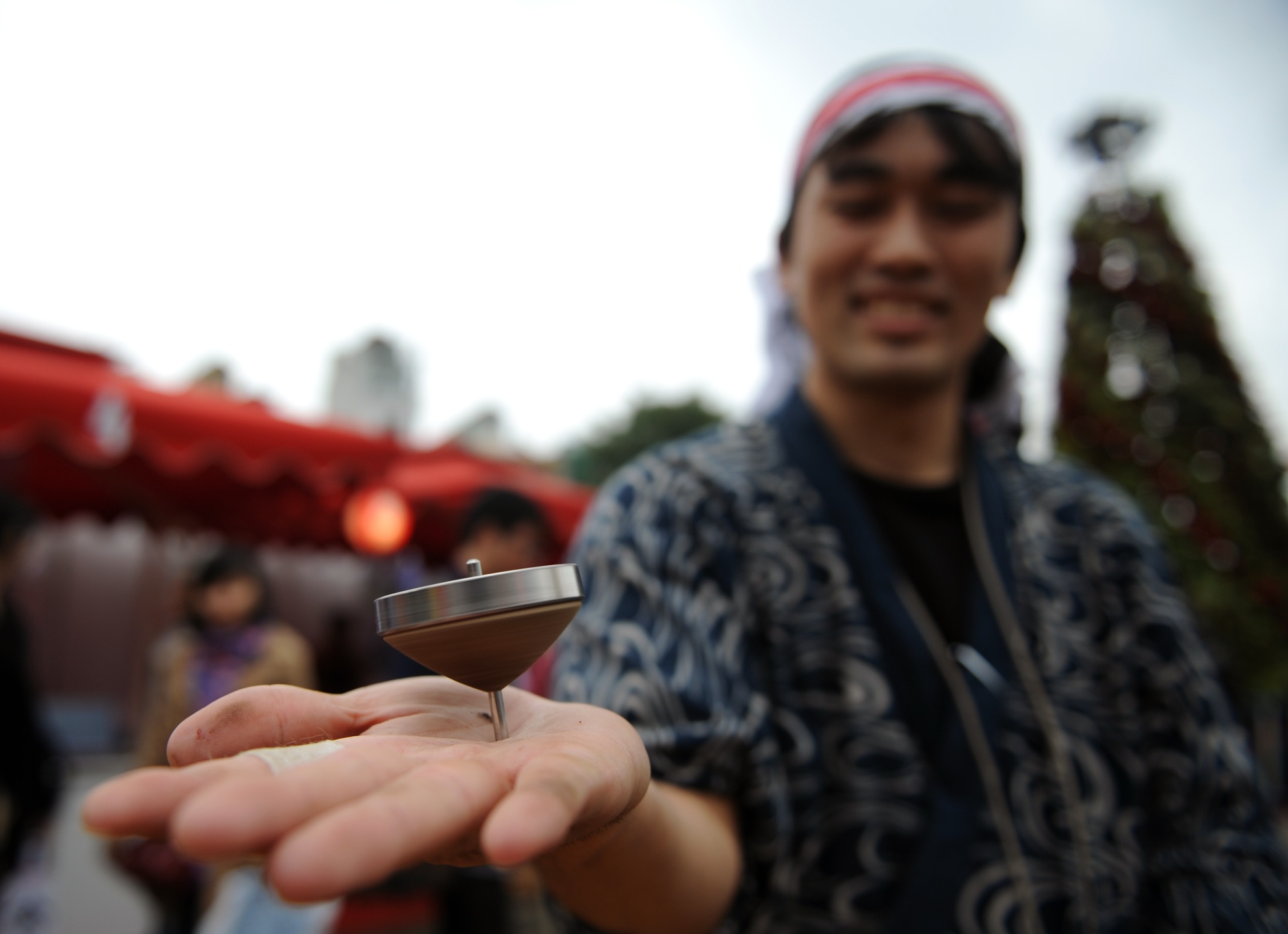 Đây là một trò chơi truyền thống của Nhật Bản khá đơn giản, dễ chơi và không mầu mè nhưng vẫn luôn có sự cuốn hút đặc biệt với các bạn trẻ ở nước sở tại. 