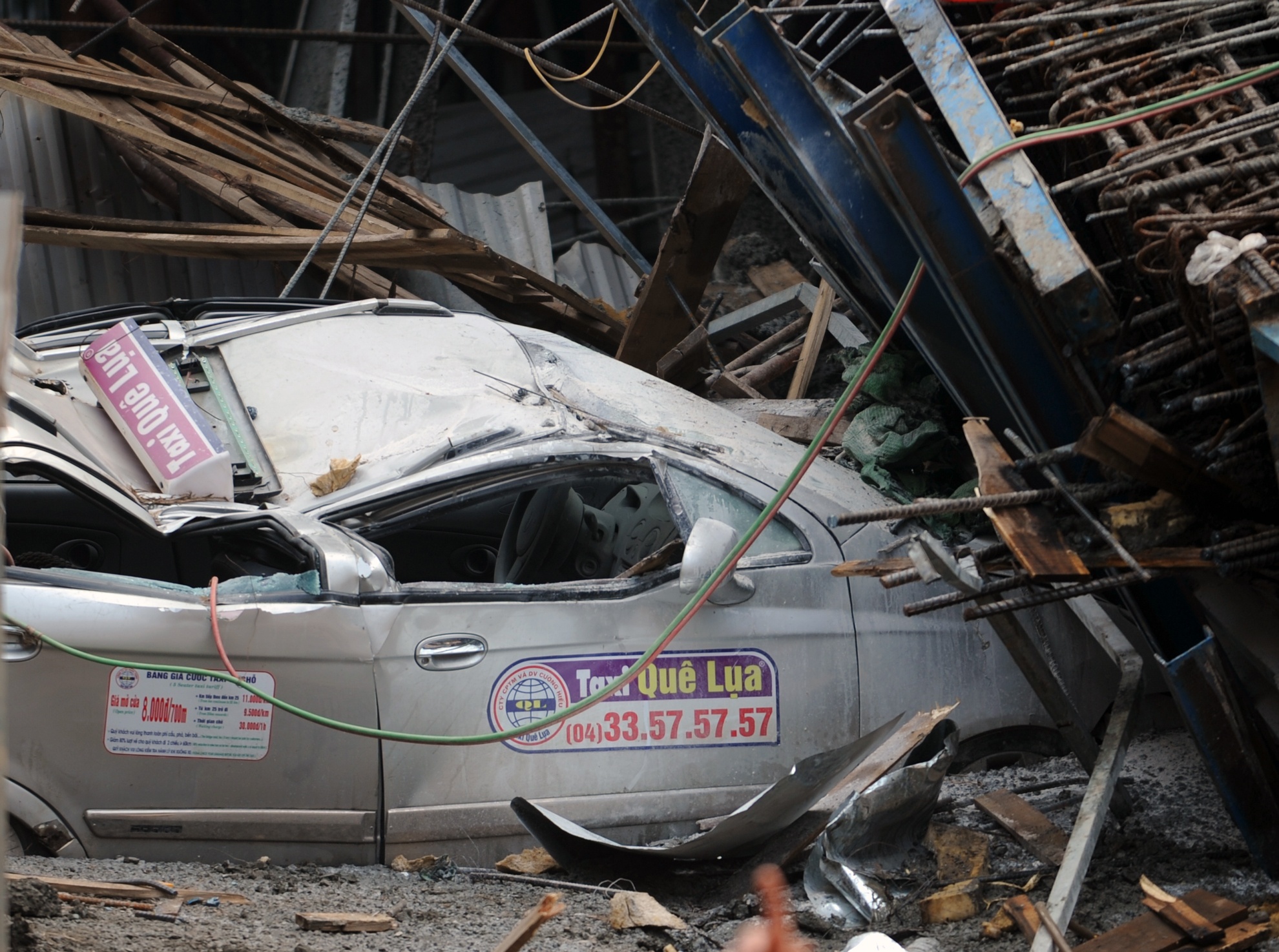 11 gio giai cuu taxi bi 80 tan be tong va gian giao de bep hinh anh