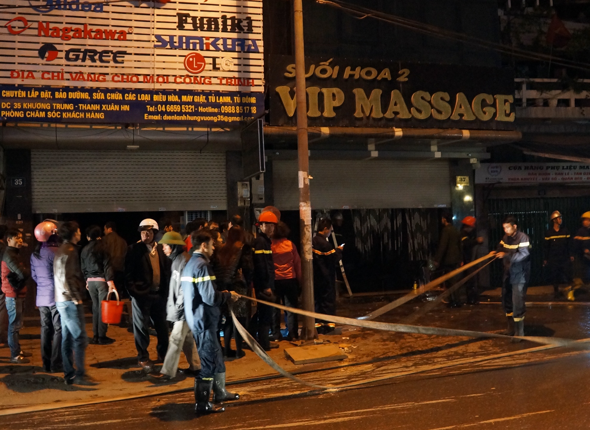 Chay cua hang massage da dong cua, hang xom nao loan hinh anh