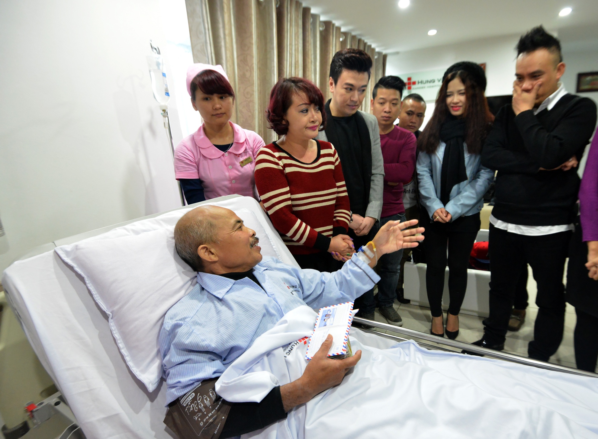 Dong nghiep trao tien ung ho cho 'Chu Van Quenh' hinh anh