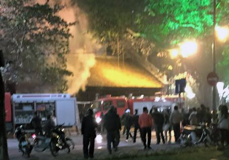 Chay cua hang ba lo, tui du lich sat ho Guom hinh anh