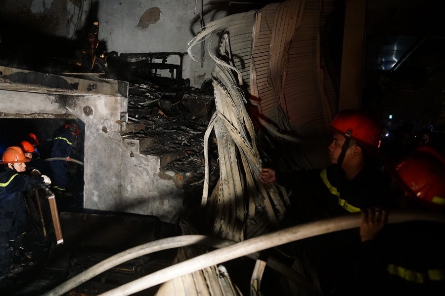 Nha 6 tang moi xay chay du doi trong dem hinh anh