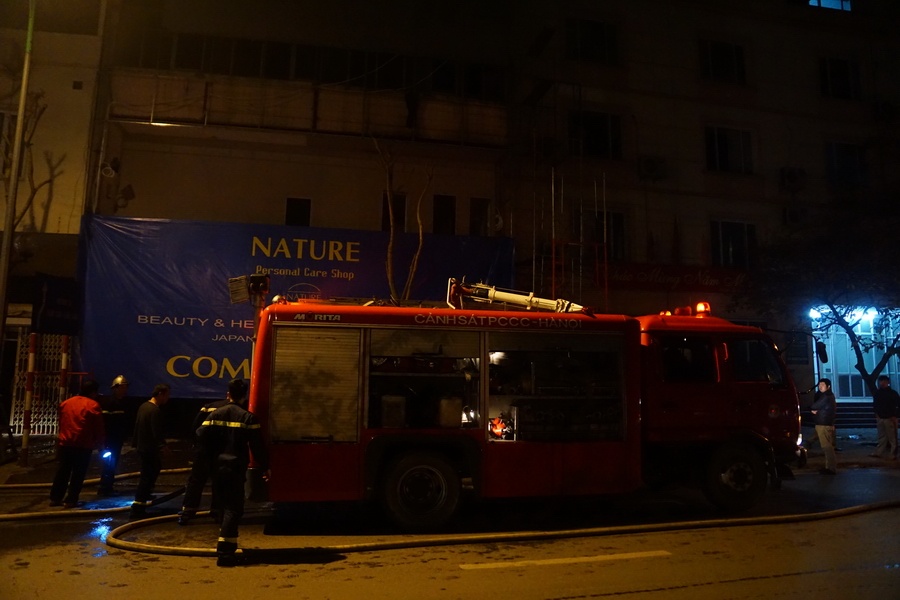 Chay nha sieu mong tren duong Kim Ma hinh anh