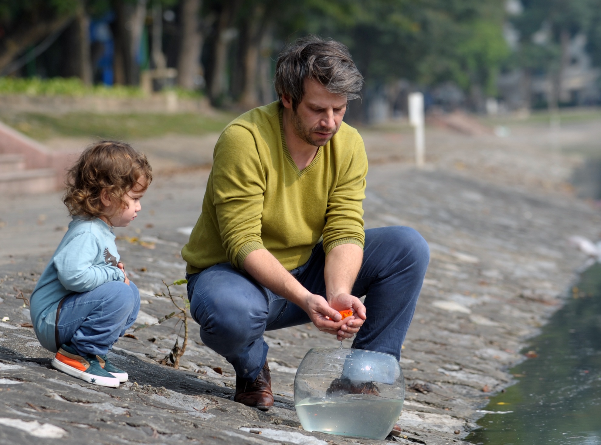 Chang Tay tha ca chep tien Tao quan chau troi som hinh anh