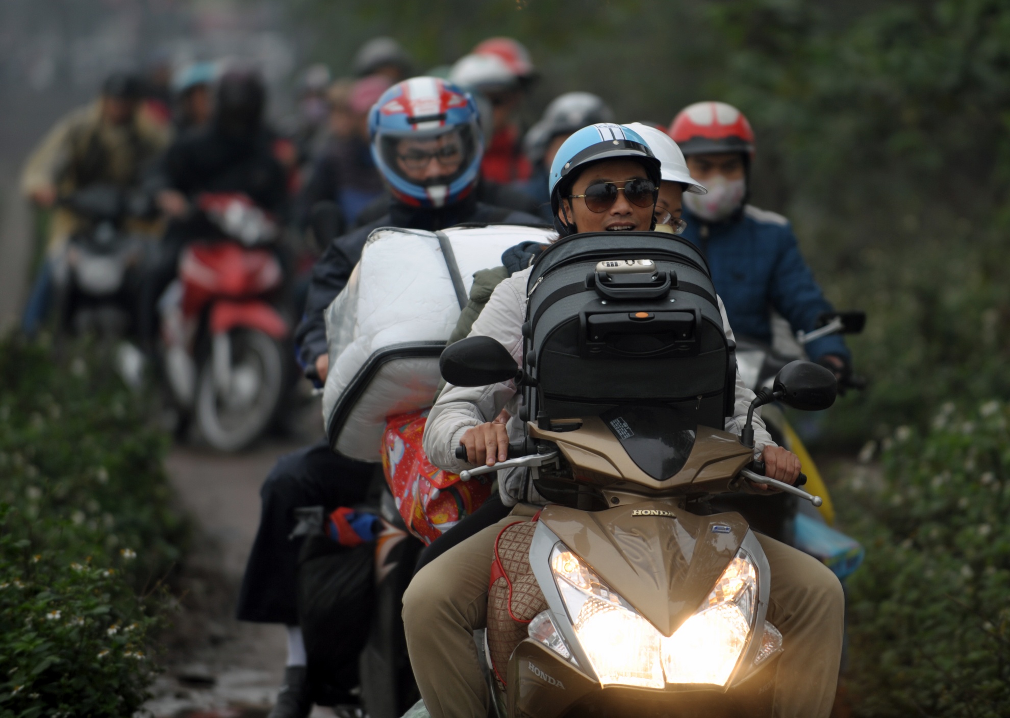 Dong nguoi hang km doi mua ret di xe may ve que an Tet hinh anh