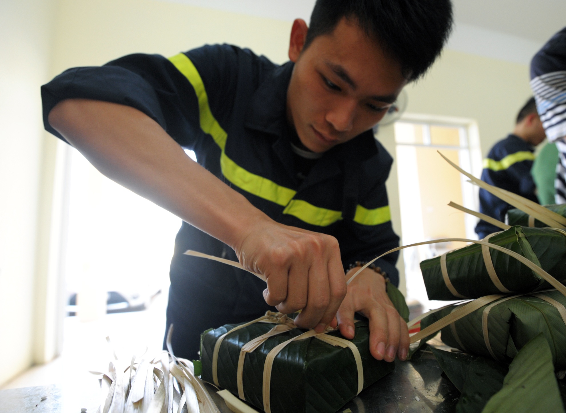 Linh cuu hoa tro tai goi banh chung don Tet hinh anh