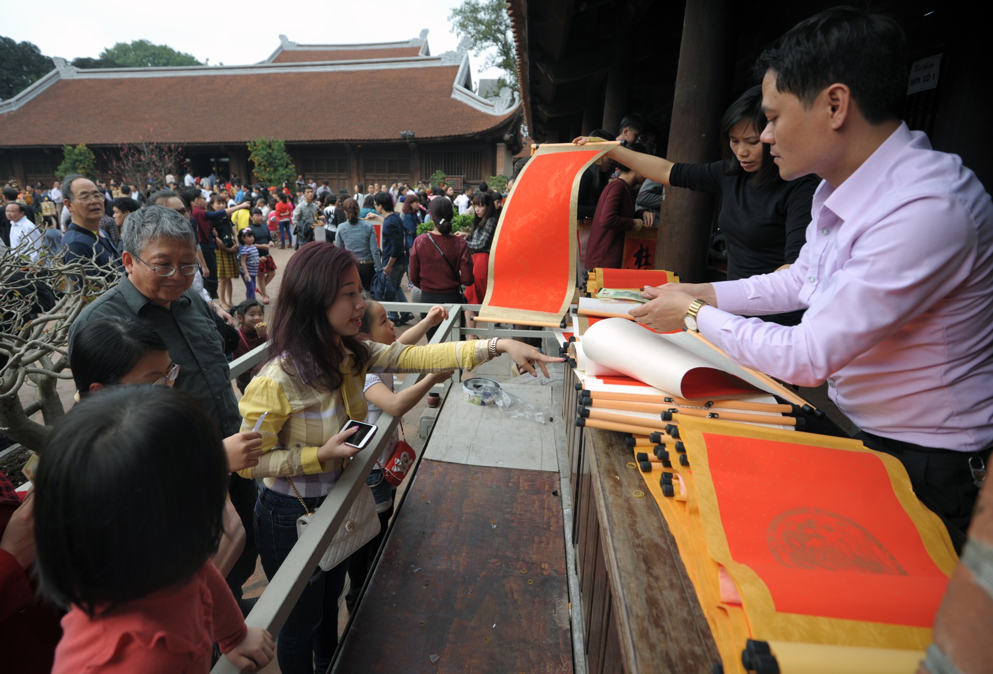 Xep hang dai trong rao chan de xin cong danh, do dat hinh anh