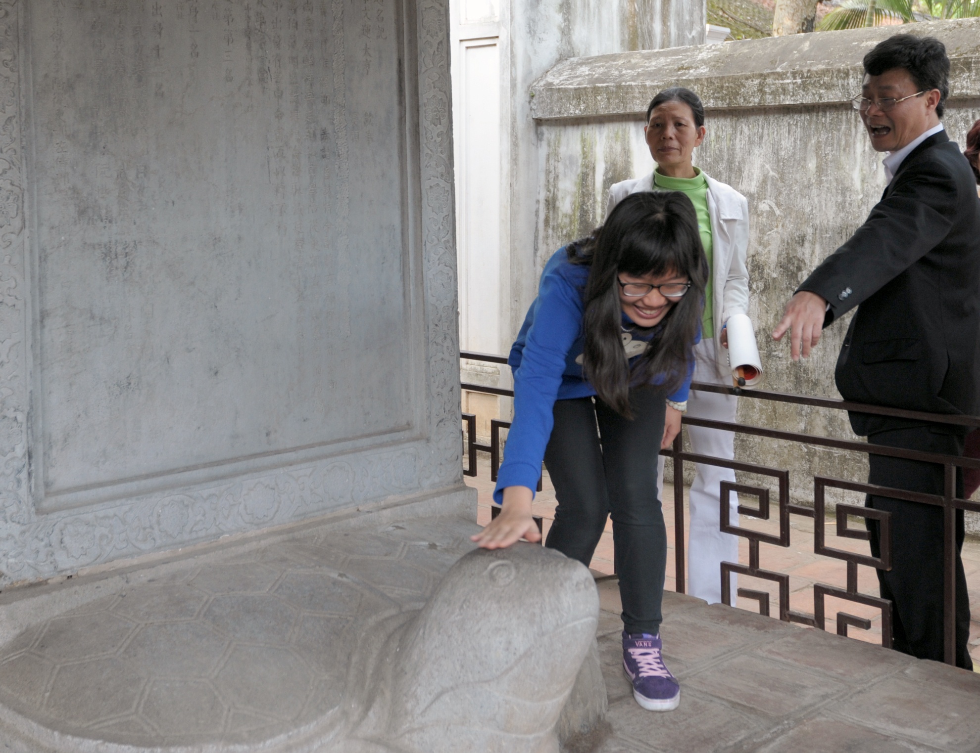 Me chi dao con treo rao so dau rua cau may ngay Tet hinh anh