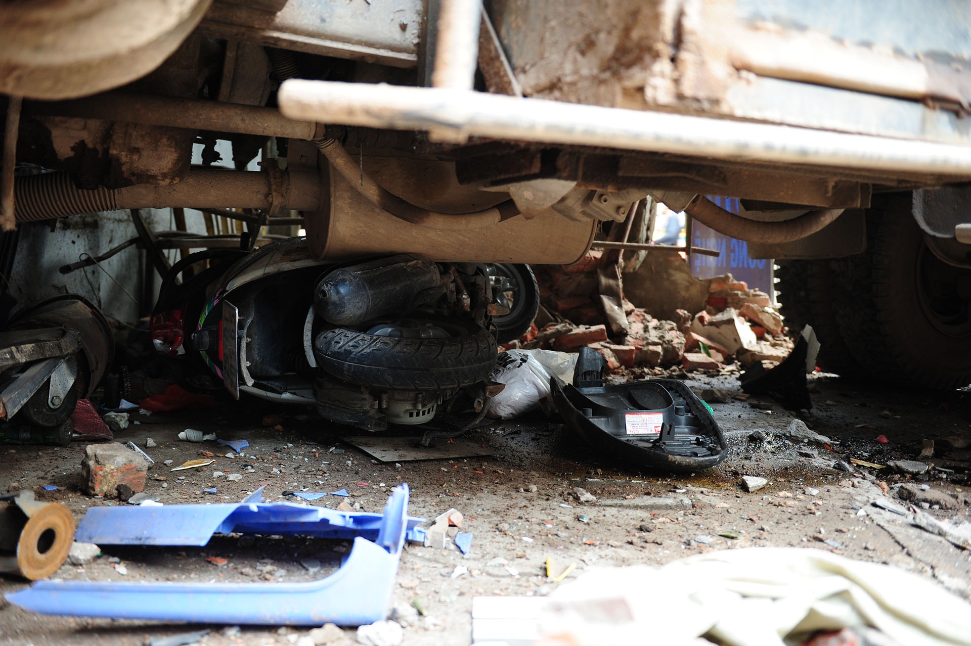 Xe cho rac nuot xe may vao gam, 6 nguoi nhap vien hinh anh