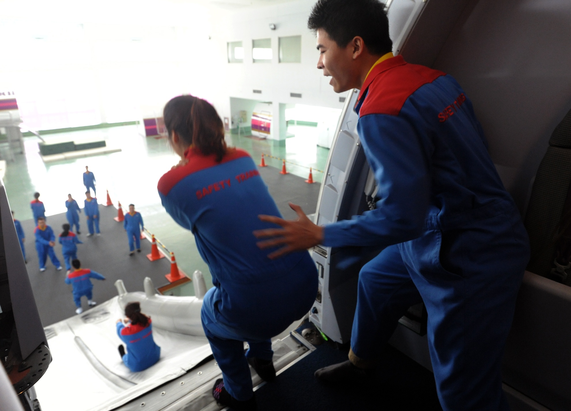 Trong trường hợp cần thoát hiểm sau khi máy bay tiếp đất, các tiếp viên giờ đây như những super man trong phim hành động, họ sẽ đưa hành khách ra ngoài bằng cầu trượt.