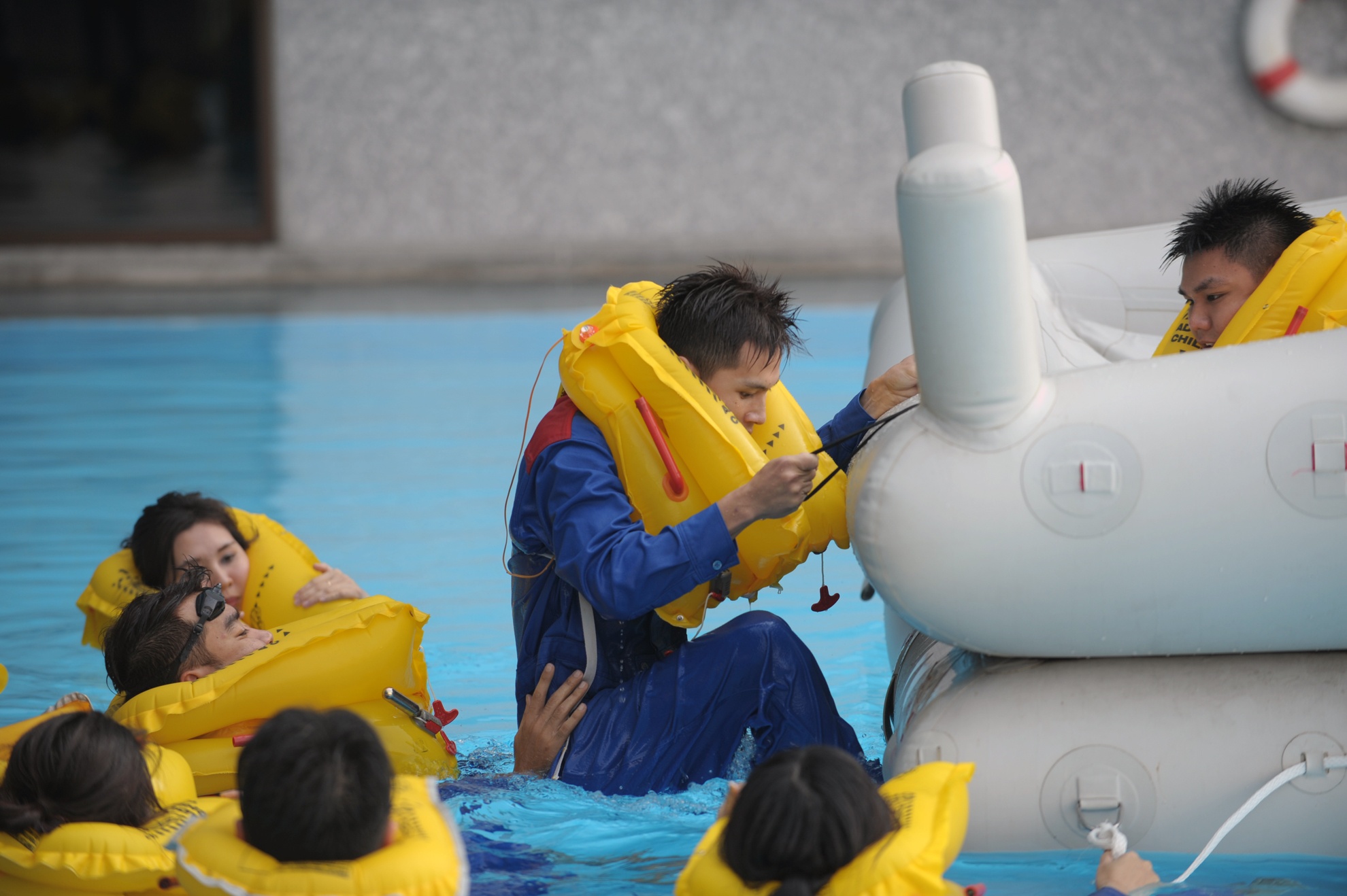 Các tiếp viên được thực hành trên thuyền phao và công việc cứu hộ trên mặt nước để đảm bảo an toàn cho hành khách.