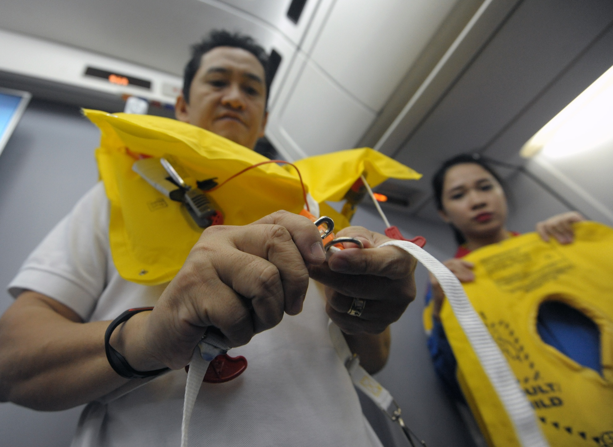 “Áo phao dưới ghế ngồi quý khách”, câu nói bắt buộc trong quy trình thông tin trên tàu bay cho thấy đây là vật dụng vô cùng quan trọng. Trong các tình huống khẩn cấp phải hạ cánh trên mặt nước, áo phao chính là công cụ “cứu sinh”.