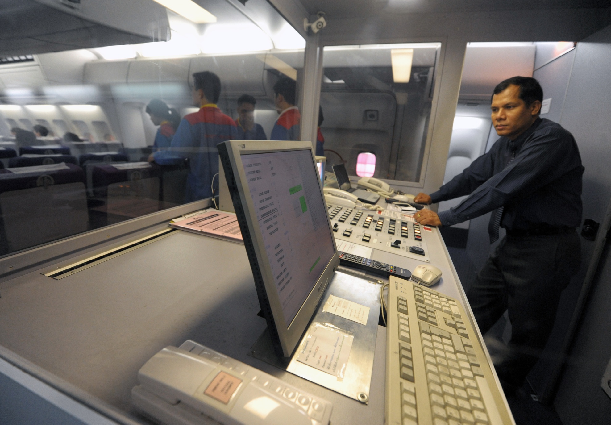 Hỗ trợ điều khiển khoang hành khách mô phỏng là huấn luyện viên tên Anake, người Thái Lan,  với những tính năng và hiệu ứng như một chuyến bay thật sẽ giúp cho các tiếp viên tương lai   được thực hành trong một môi trường thật hơn, nhiều cảm giác hơn để có thể ứng phó với các   tình huống khẩn nguy có thể xảy ra  trong chuyến bay thực tế.