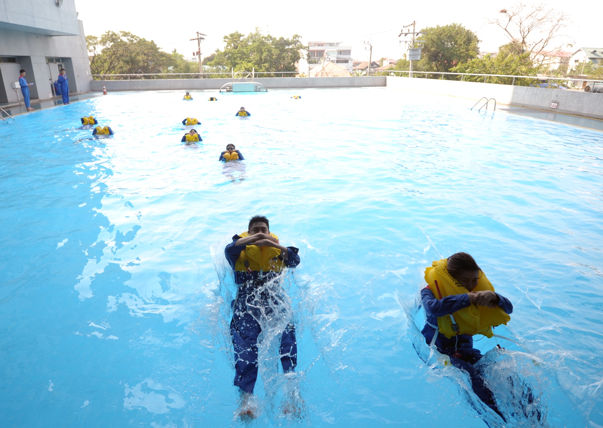 Bơi 100m tiếp sau đó với áo phao khi đã được thổi phồng với đúng tư thế và động tác.