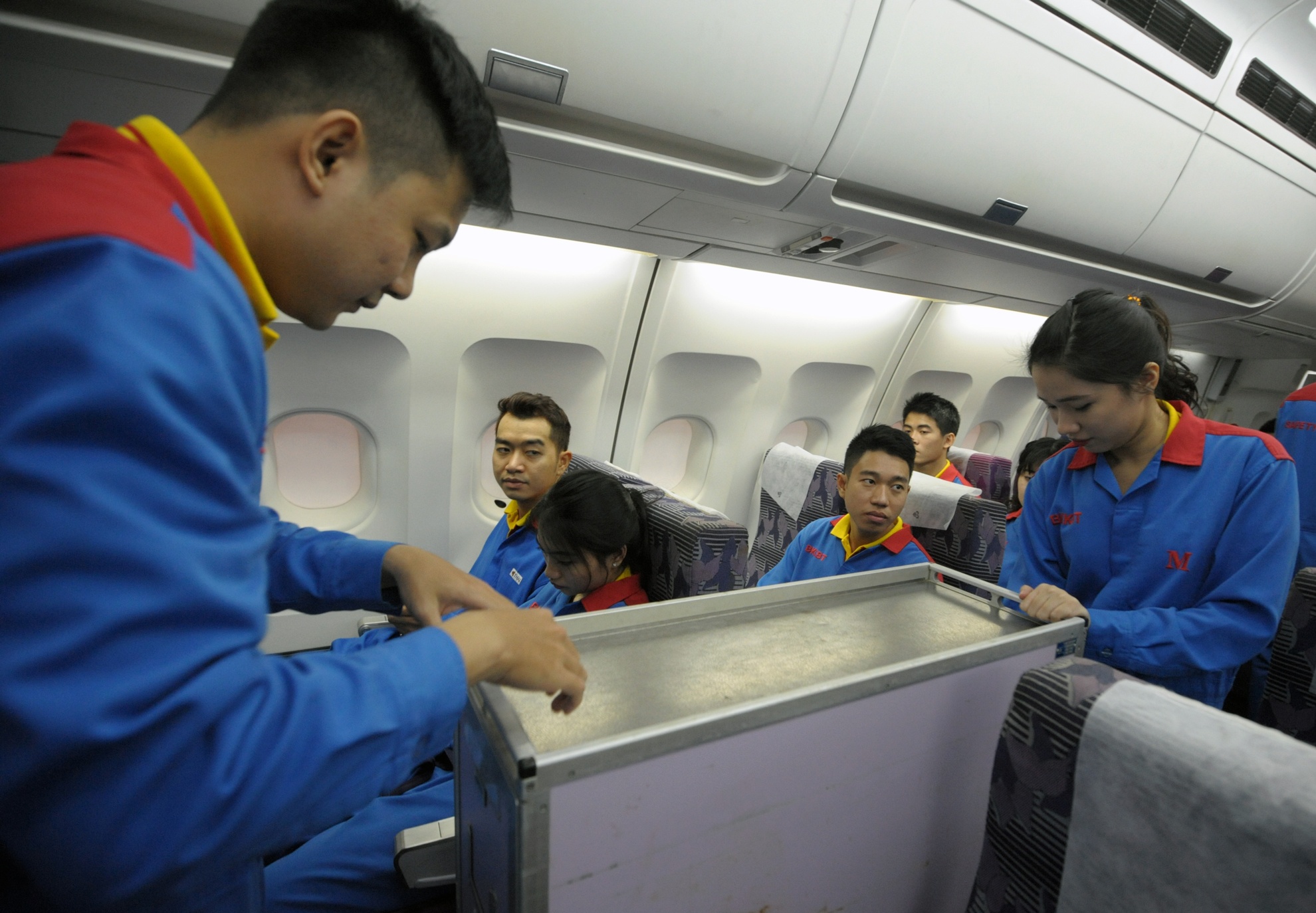 Tình huống có thể xảy ra bất ngờ khi hoạt động bay đang diễn ra bình thường, các tiếp viên phải   nhanh chóng di dời xe đẩy hoặc các vật dụng gây nguy hiểm về nơi an toàn để bắt đầu quy trình   khẩn nguy