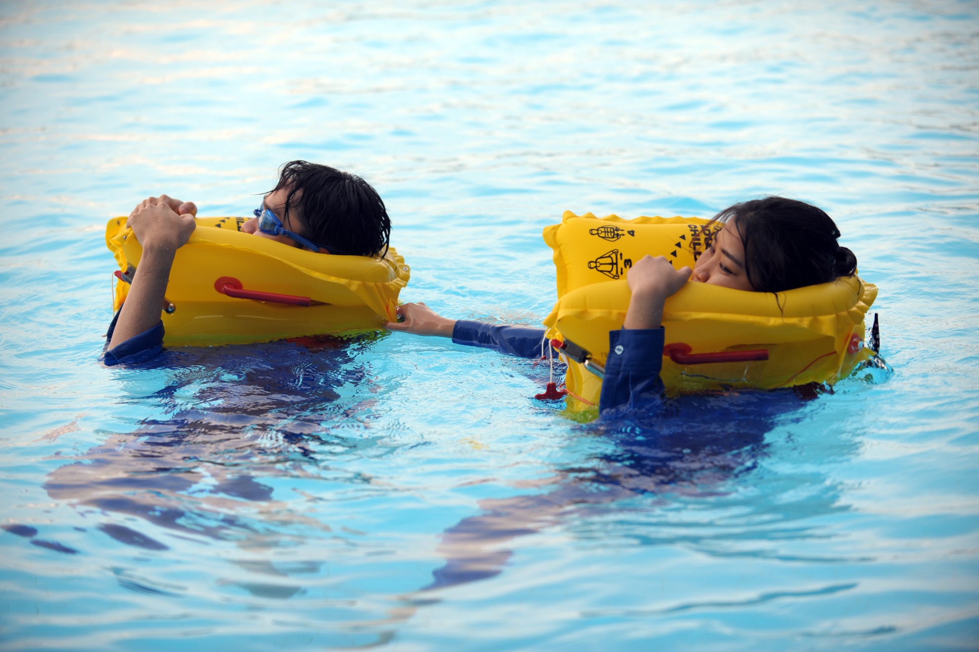 Ngoài ra còn phải bơi 100m cứu hộ có áo phao khi gặp trường hợp hành khách bị thương hoặc không thể tự di chuyển được trên nước.