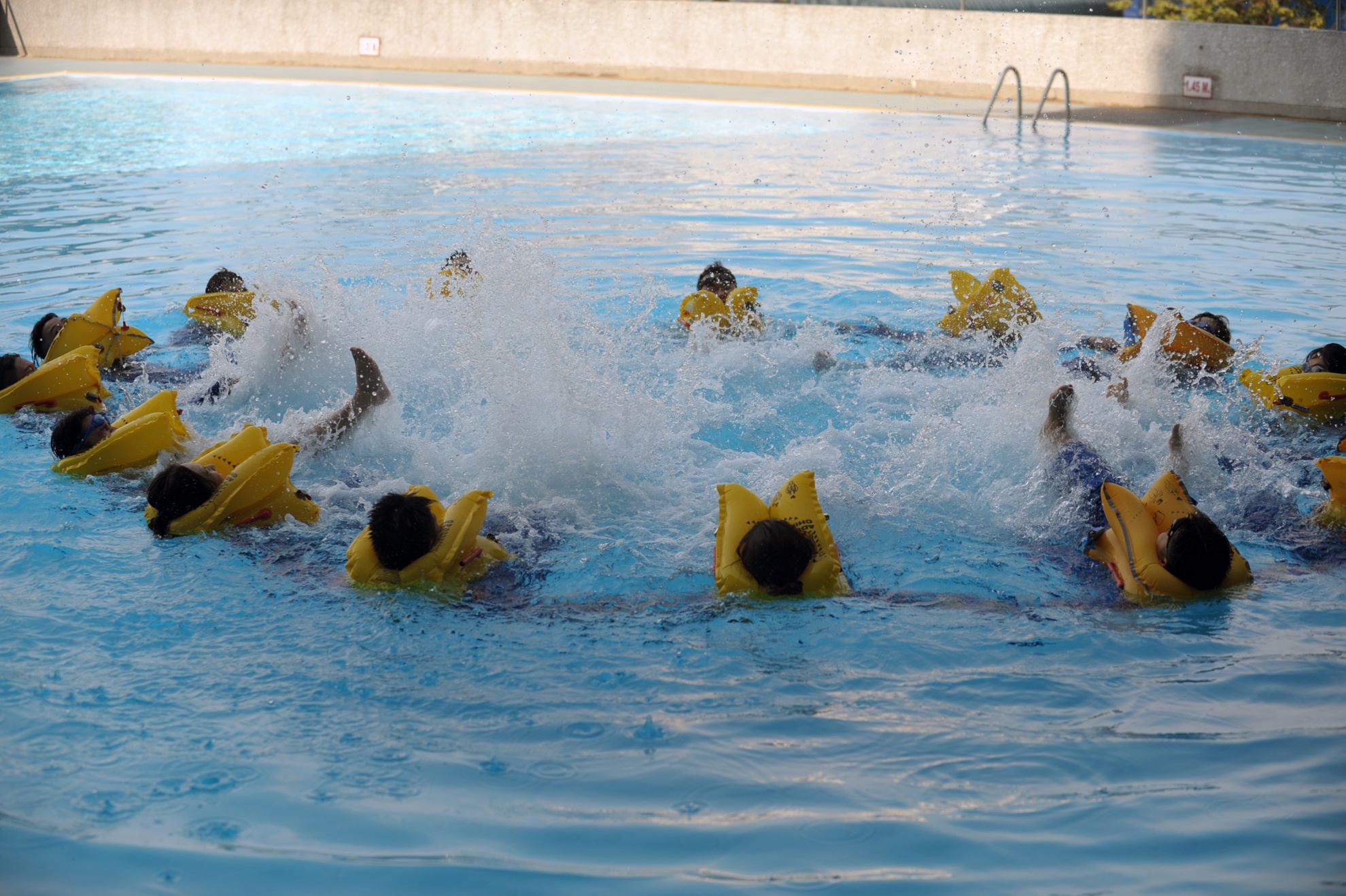 Tạo vòng tròn vẫy sóng để thu hút sự chú ý khi phát hiện có tín hiệu cứu hộ đến.