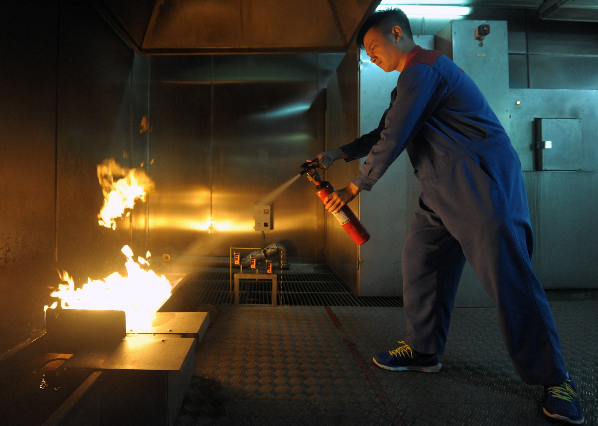 Các kĩ năng và quy trình chữa cháy với lửa thật xảy ra trên ghế, trong nhà vệ sinh, hoặc khi có   hành khách hút thuốc phải được thực hiện thuần thục và nhanh chóng.