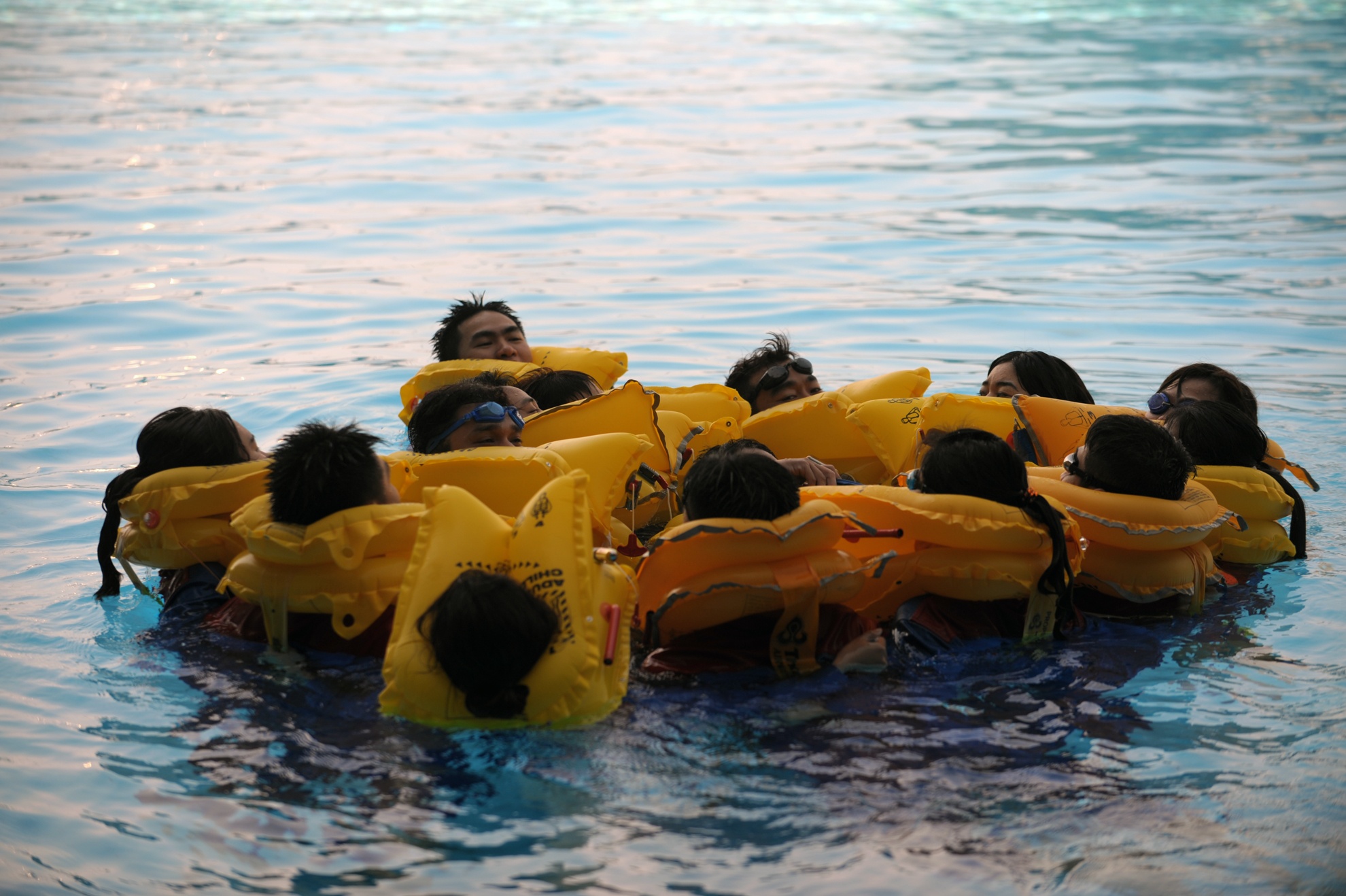 Đội hình vòng tròn còn giúp cho việc tránh thất lạc người, hỗ trợ lần nhau và trợ giúp cho những người bị thương trong quá trình xảy ra sự cố.