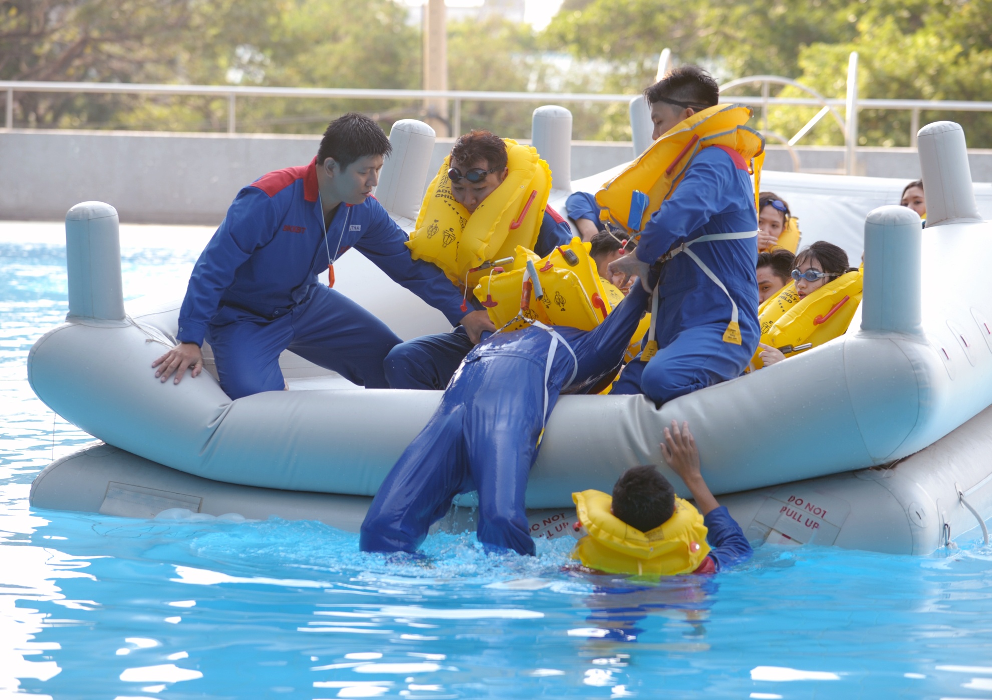 Su kho luyen cua tiep vien hang khong: Sinh ton duoi nuoc hinh anh