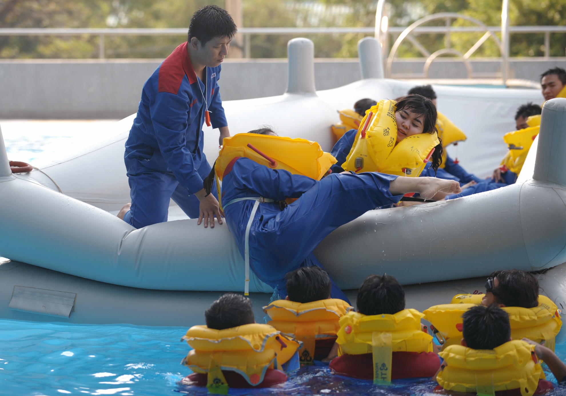 Trên những máy bay hiện đại, các cầu trượt cũng chính là thuyền phao, có thể tách ra khỏi máy bay để mọi người có thể trú ngụ và chờ ứng cứu.