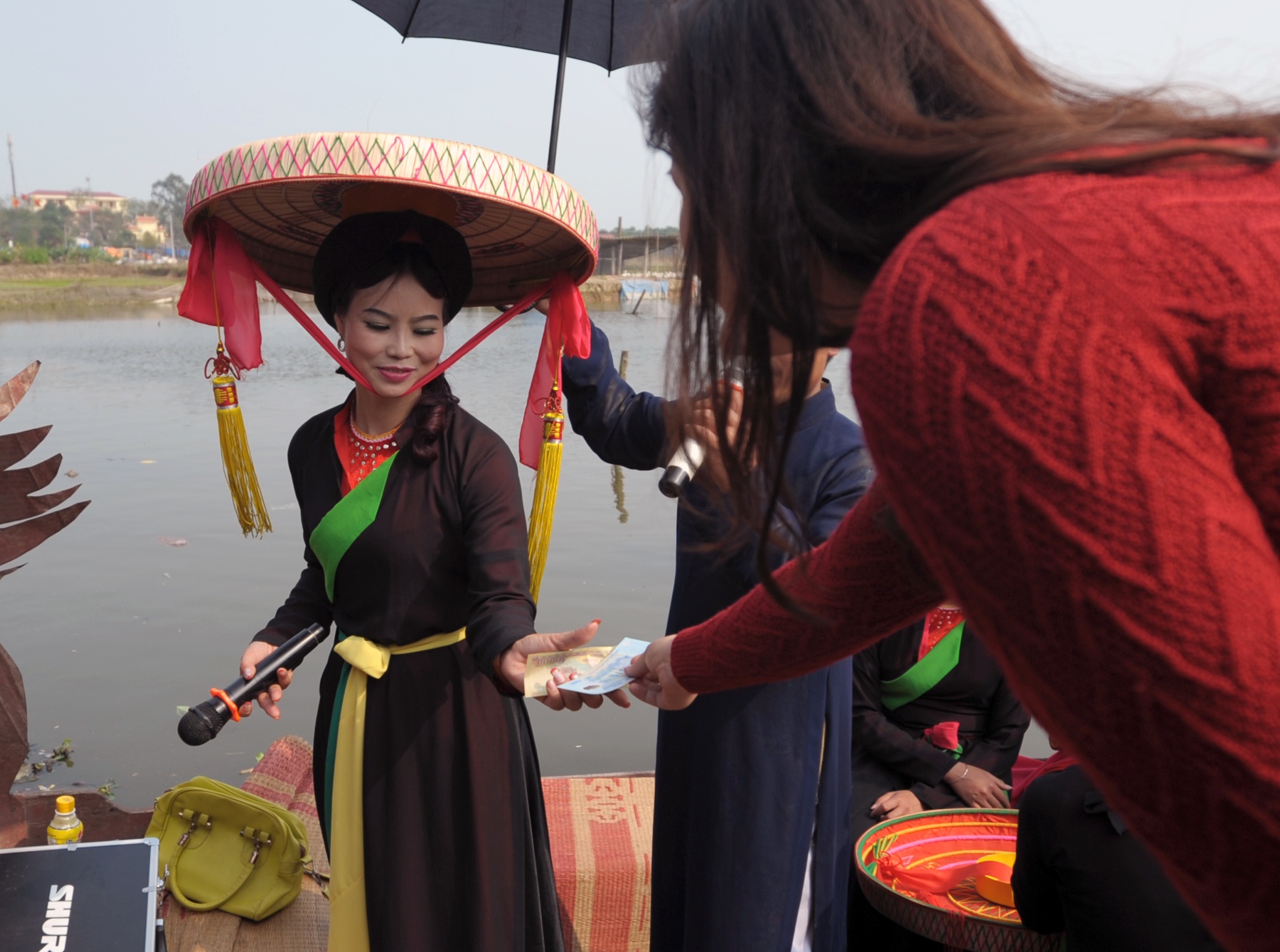 Nhan tien bang tay o hoi hat quan ho hinh anh