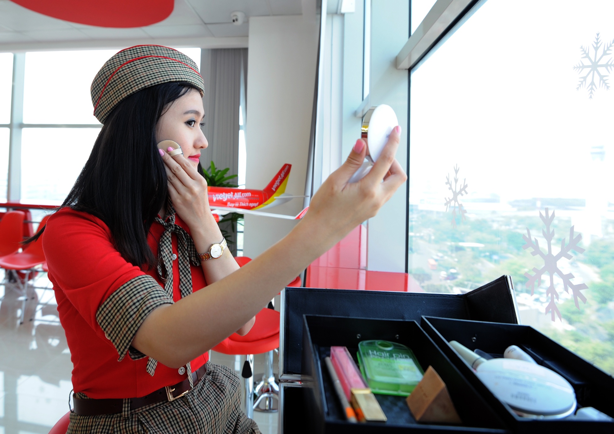 Là hình ảnh đại diện cho một hãng hàng không, các tiếp viên nữ luôn phải rạng rỡ, xinh đẹp và trẻ trung. Học trang điểm, chăm sóc nhan sắc cũng là một “môn” mà các tiếp viên phải trải qua.