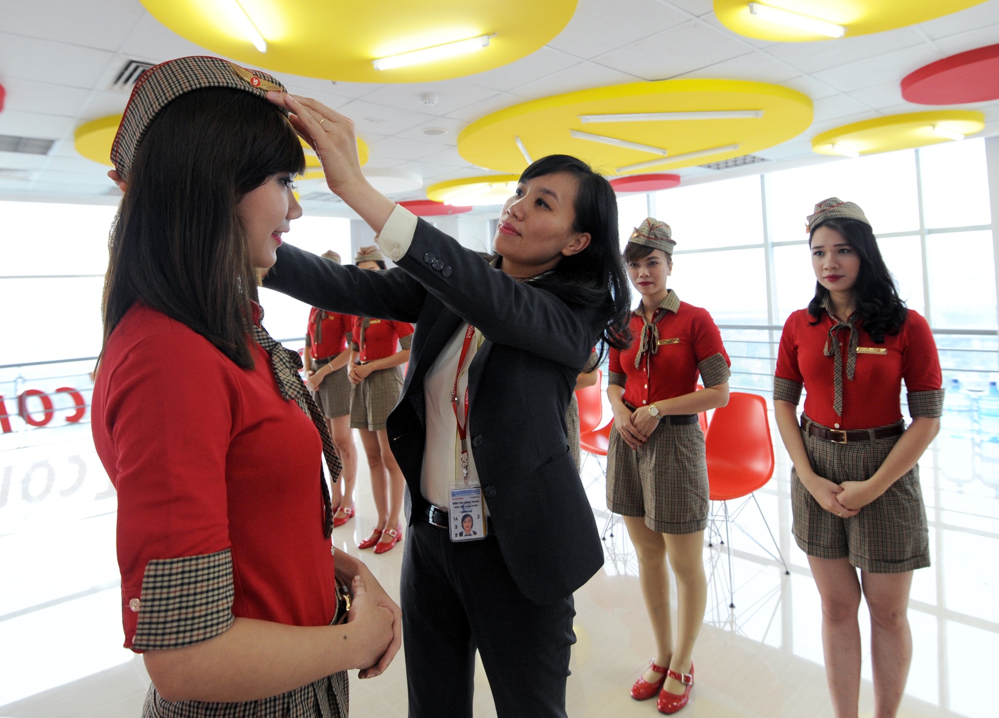 Học ăn, học nói, học gói, học mở, học cách thắt chiếc cà vạt duyên dáng lên cổ áo…là những bài học “vỡ lòng” cho một tiếp viên sau khi trúng tuyển.