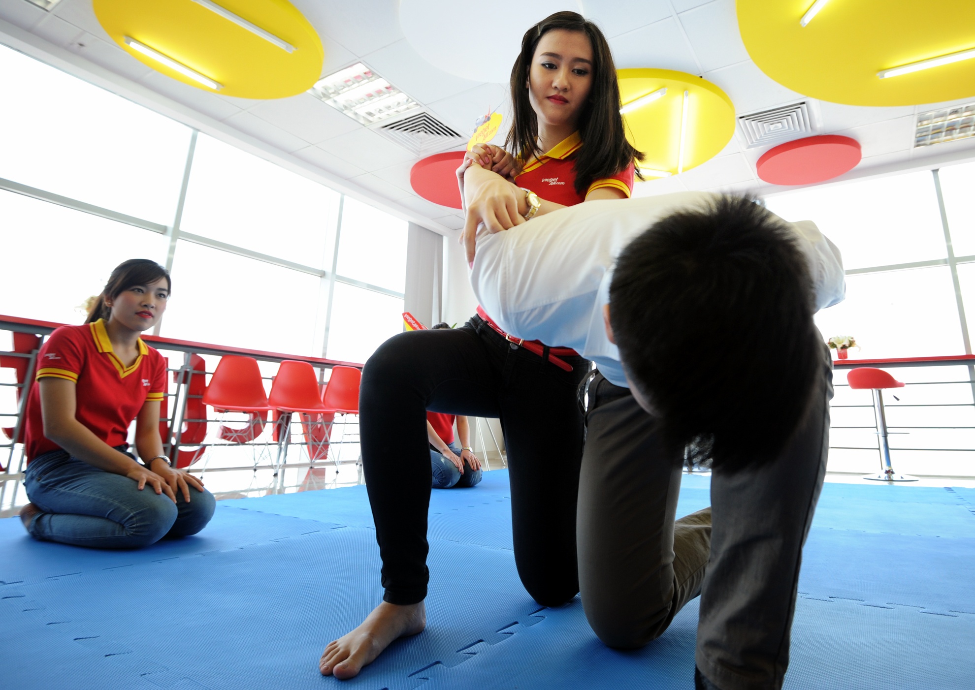 Hành khách nam nào say xỉn mà có ý định “xàm sỡ” các tiếp viên hay gây rối trên tàu bay, hãy coi chừng, các cô đều có võ cả đấy. Bằng một động tác nhanh, gọn, cô tiếp viên xinh đẹp này đã “quật ngã” đối thủ.