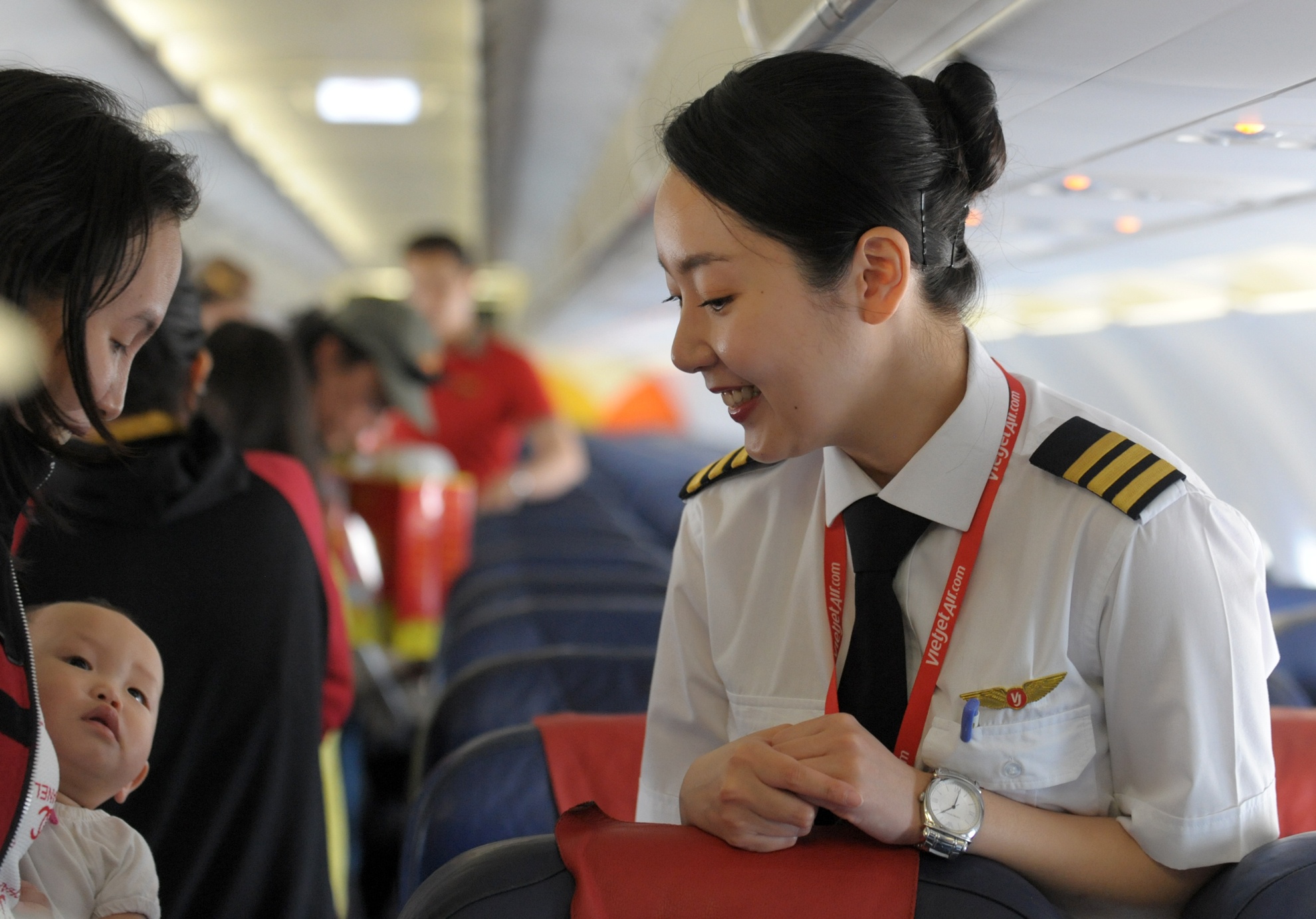 Điều thích thú của cô đó là việc kiểm tra tàu bay trước khi cất cánh, đứng tại khoang hành khách để gặp gỡ và tiếp xúc với nhiều người. Kyoungjin chia sẻ: