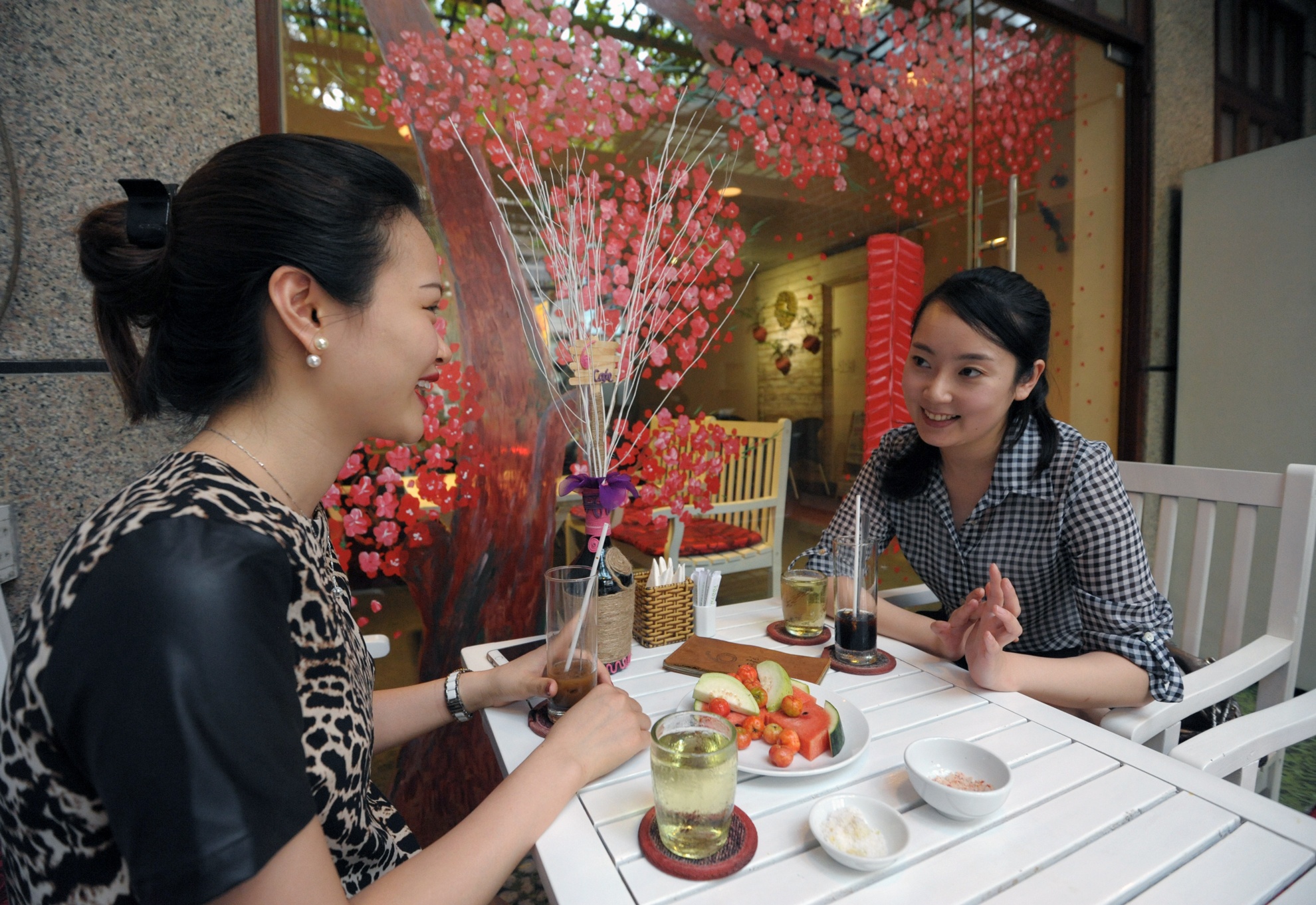 Mồng 8/3 này tuy phải ở xa gia đình nhưng cô dự định sau giờ làm việc sẽ cùng những người bạn Việt Nam mình đi dạo chơi sau giờ làm việc. Đây là ngày quốc tế phụ nữ đầu tiên mà cô sẽ được cảm nhận ở Việt Nam, với cô :