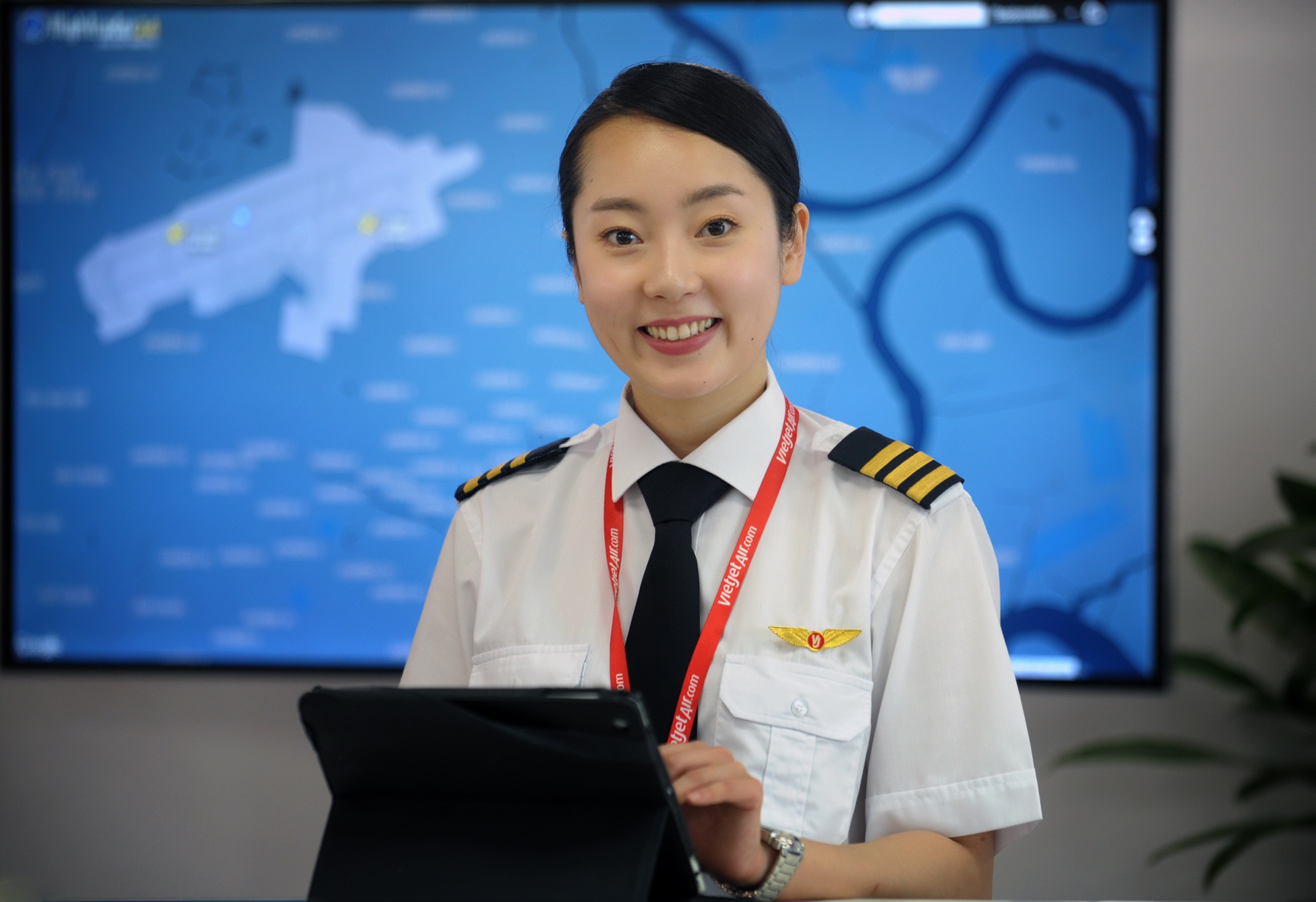 Sinh ra và lớn lên tại thủ đô Seoul, Hàn Quốc cho tới 21 tuổi, hiện gia đình cô đã chuyển về vùng ngoại ô của thủ đô ở Seongnam-shi, Geyongi-do.