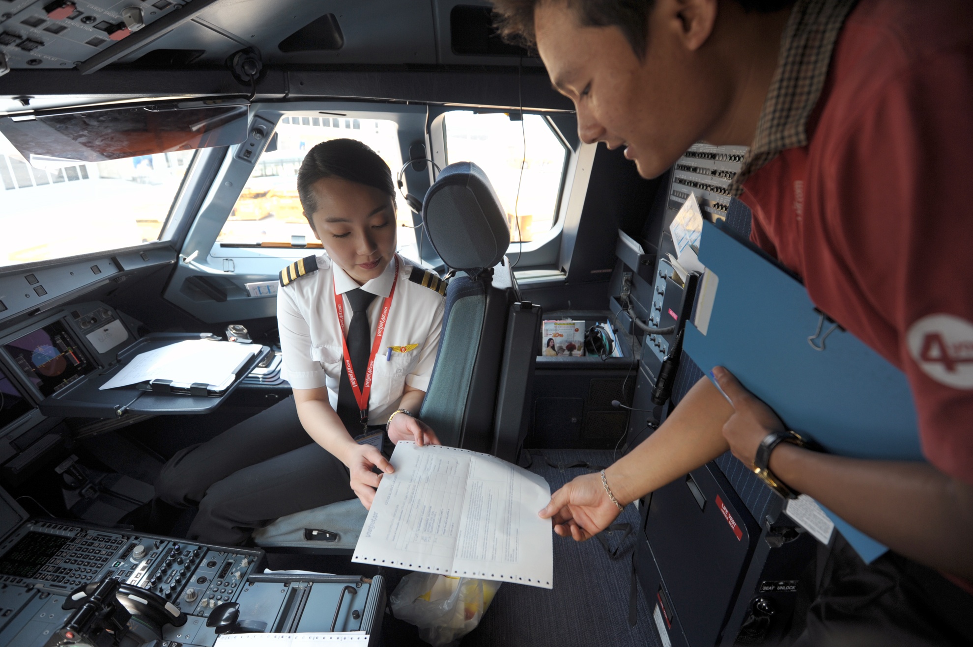 Công việc phi công tuy vất vả nhưng lại là điều thú vị vì hàng ngày cô được tiếp xúc và gặp gỡ nhiều người và đặc biệt nhất là được ngắm nhìn phong cảnh hùng vĩ, thơ mộng của dải đất hình chữ S qua ô cửa buồng lái.  Được tiếp xúc với nhiều người ở nhiều vùng miền khác nhau tuy không hiểu hết về câu chuyện nhưng lại thú vị qua những nụ cười.