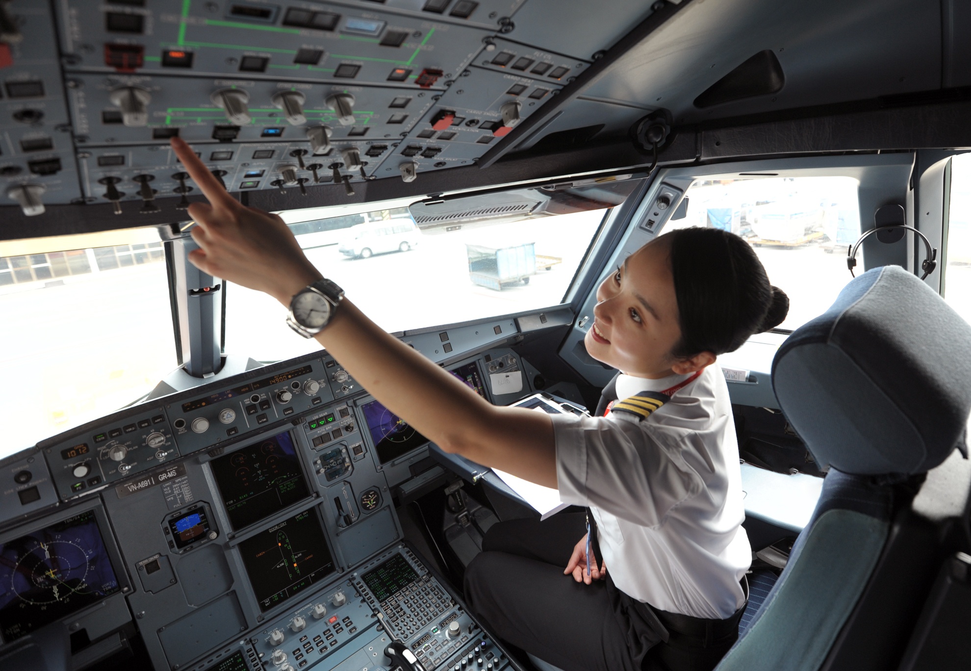 Nu phi cong Han Quoc xinh dep tren duong bay Viet Nam hinh anh