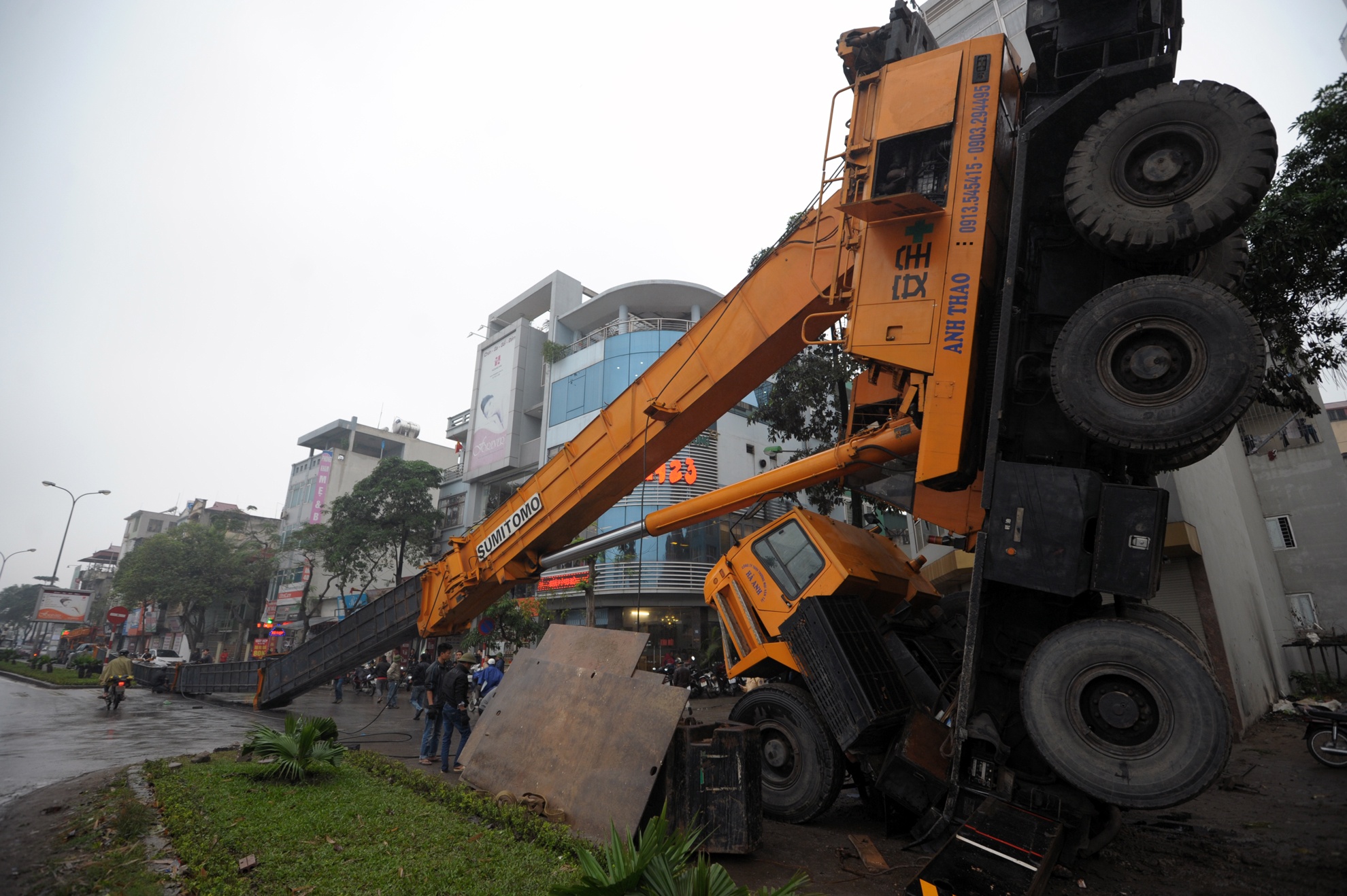 Can cau 50 met do ra duong, giao thong hon loan hinh anh