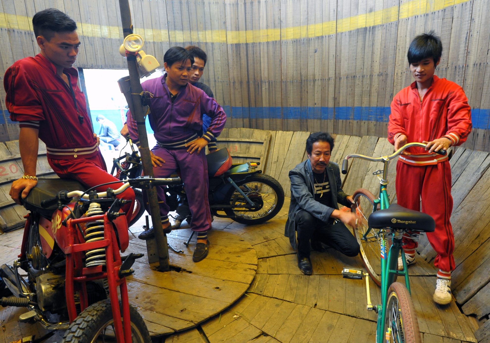 Ông Hùng học nghề từ đoàn xiếc mô tô bay Phú Khánh - Nha Trang từ năm 1980, từng là diễn viên của nhiều đoàn xiếc trong nước đến năm 2005 ông tự đứng ra thành lập đơn vị riêng với 9 diễn viên mô tô bay và xe đạp bay và cũng là người diễn viên duy nhất trong bộ môn nghệ thuật này tham gia hội nghệ sĩ sân khấu Việt Nam.