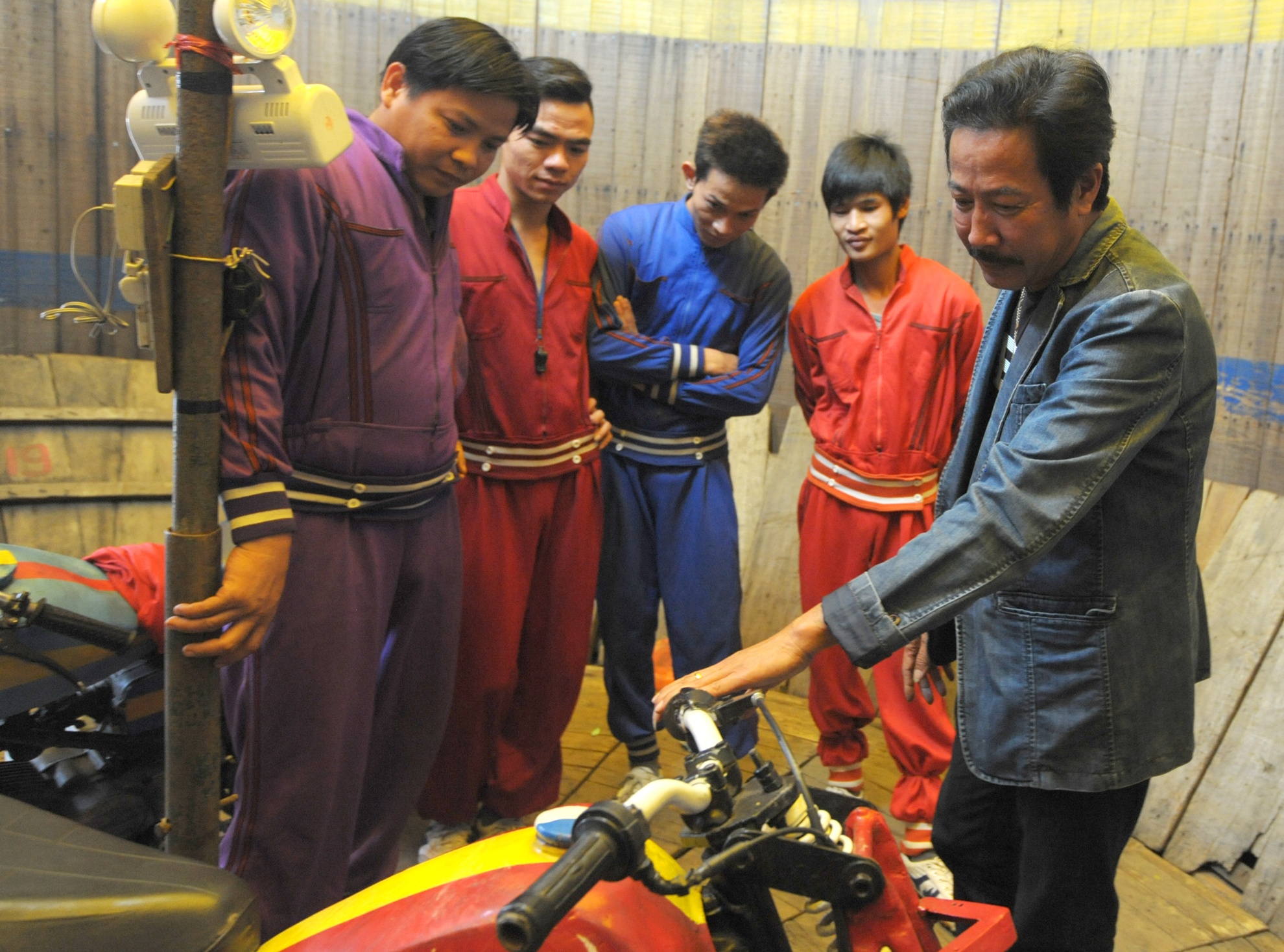 Diễn viên Chu Mạnh Hùng với hơn 32 năm kinh nghiệm biểu diễn mô tô bay đang kiểm tra các đạo cụ cho lứa diễn viên khóa thứ 3 do ông đào tạo trước giờ biểu diễn. Đây là môn nghệ thuật mạo hiểm, trước đây ở Việt Nam cũng chỉ có 5, 6 đoàn biểu diễn và hiện giờ mai một chỉ còn lại khoảng một nửa.