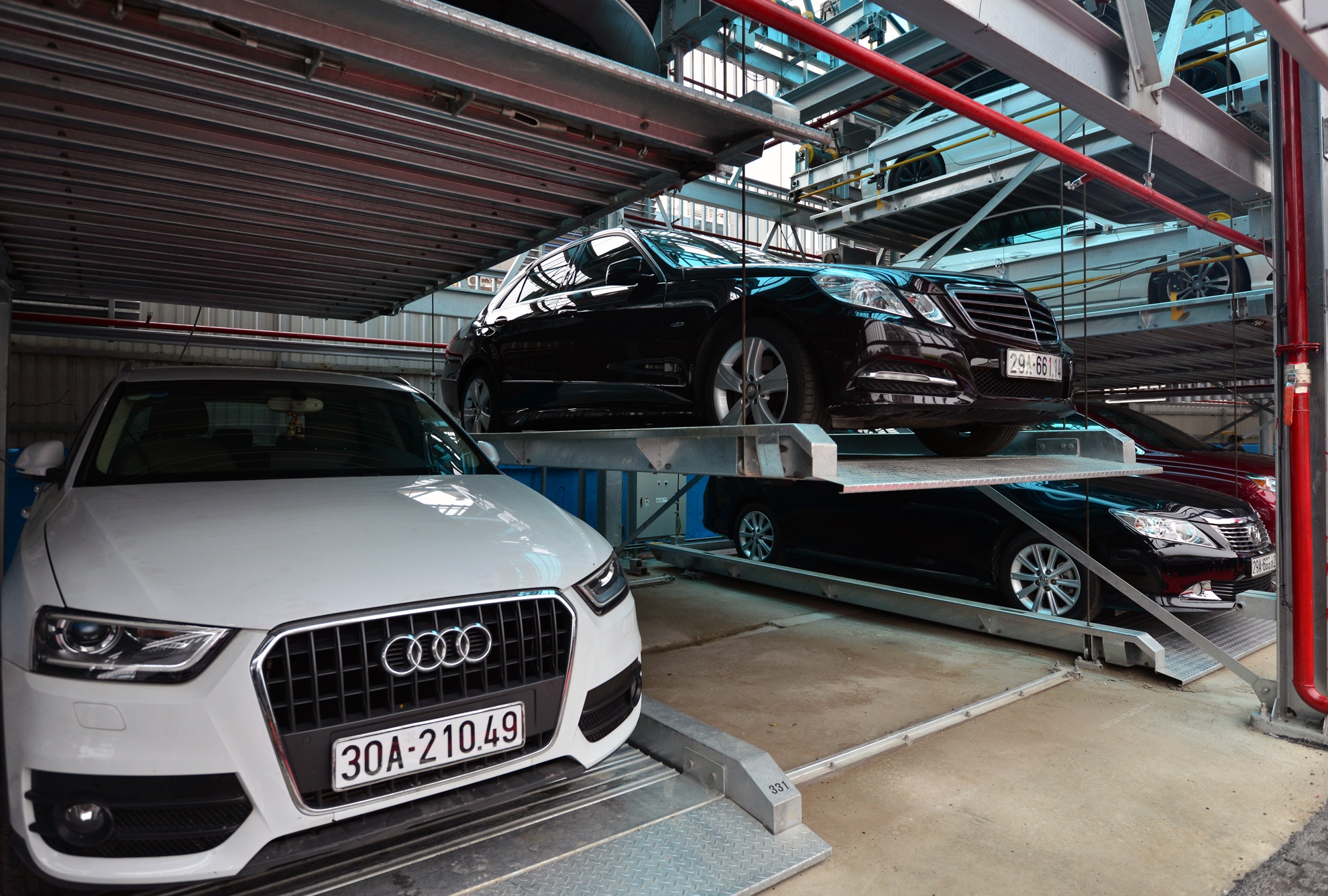 Với thiết kế 4 tầng đỗ, diện tích lắp dựng giàn thép là 412 m2, bãi đỗ xe cao tầng có thể đỗ được 91 xe ôtô dưới 7 chỗ ngồi.