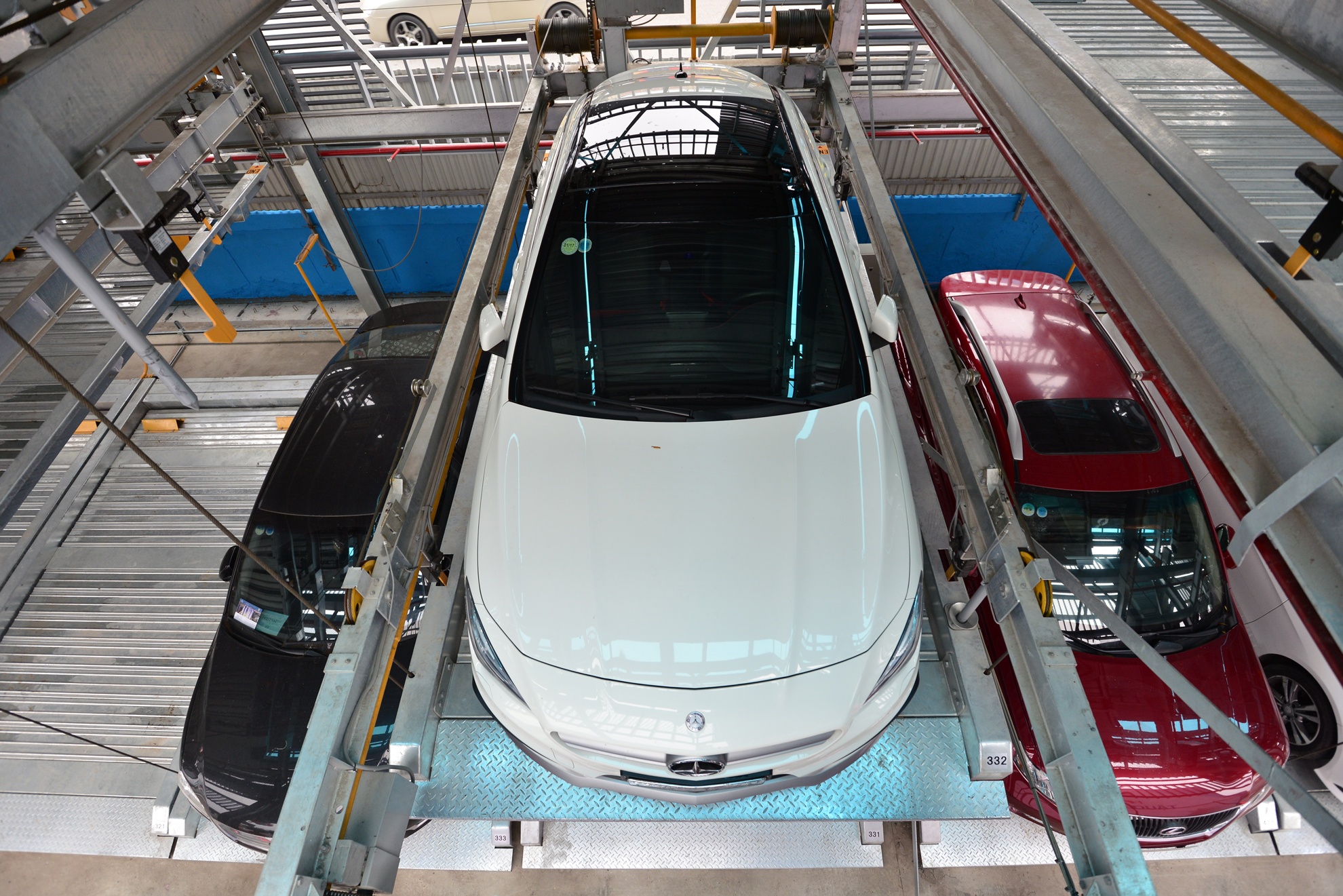 Ben trong gian thep do xe 4 tang hien dai nhat Ha Noi hinh anh