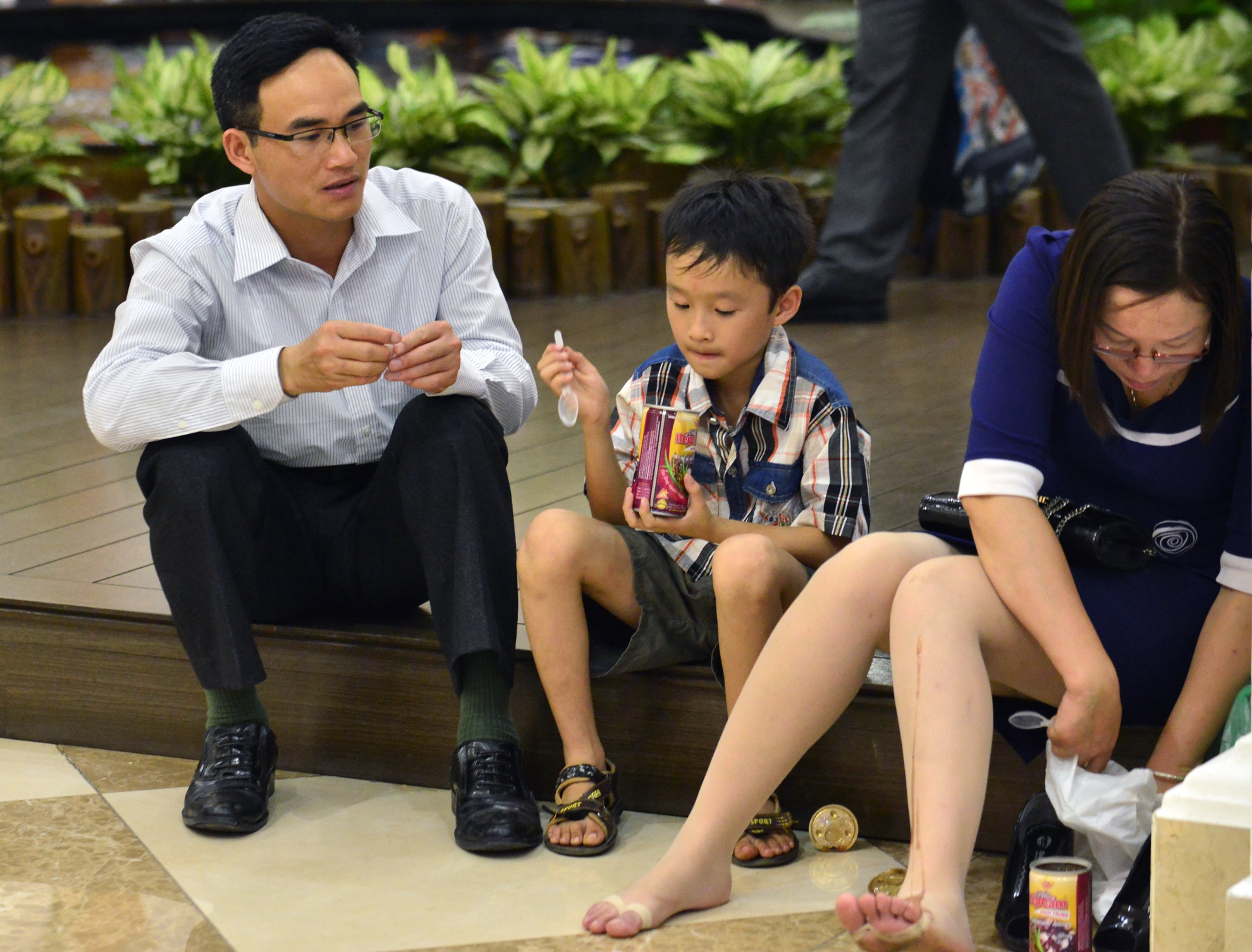 Thiếu ghế ngồi, nhiều người tranh thủ nghỉ trưa ăn uống ngay tại sàn nhà trung tâm thương mại, bảo vệ tại đây khá vất vả trong việc nhắc nhở mọi người giữ vệ sinh và văn hóa nơi công cộng.