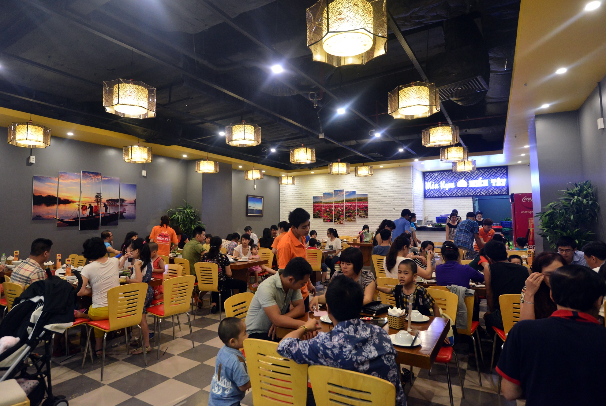 Quán ăn, nhà hàng là điểm đến trong ngày nghỉ lễ này, hầu hết đều chật kín bàn ăn vào giờ trưa. Chị Thanh Hoa, quản lý một nhà hàng tại khu vực ẩm thực cho biết : 