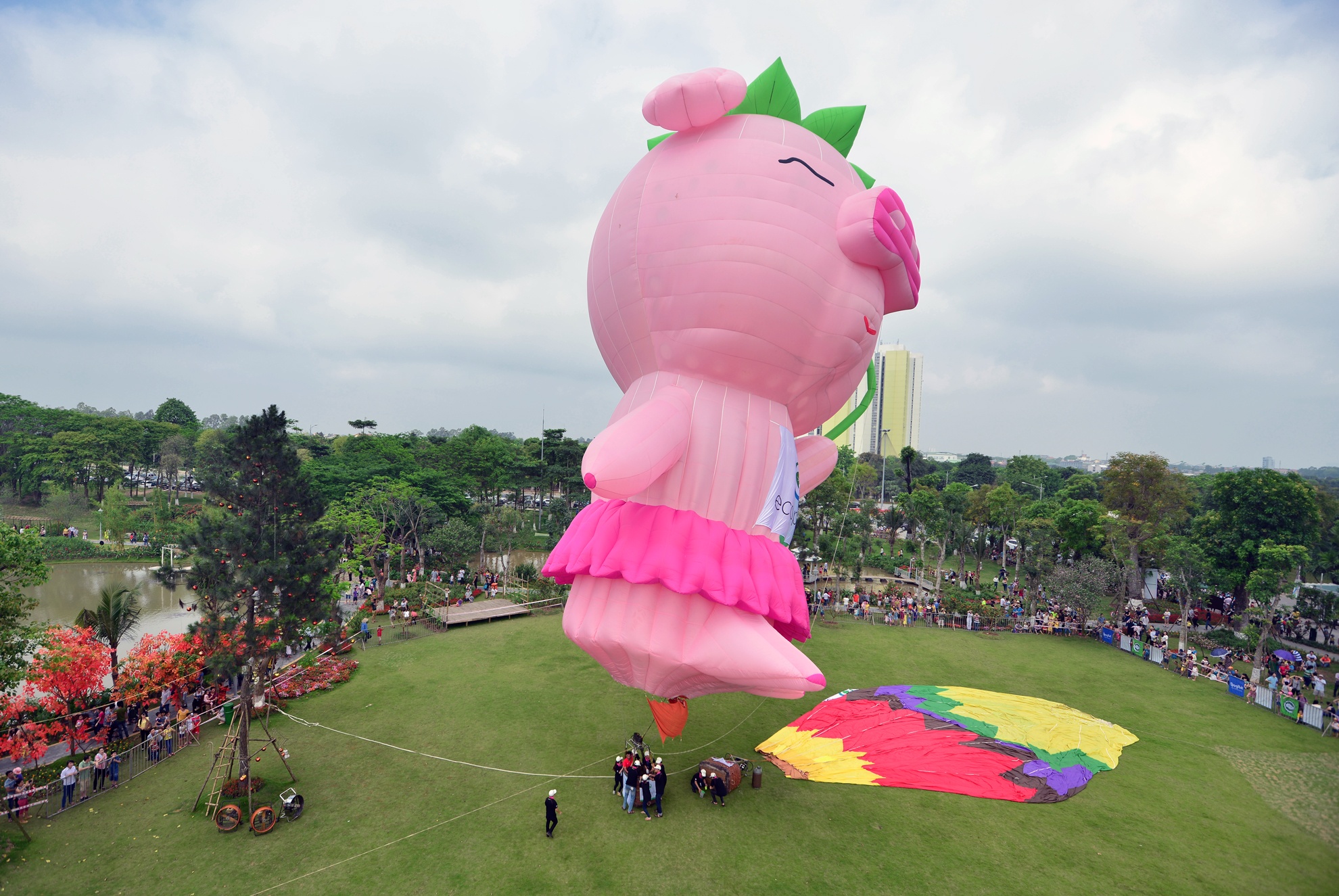 Góc nhìn bao quát môt phần khu đô thị xanh từ giỏ mây khinh khí cầu khi được nhấc lên khỏi mặt đất. Sự kiện sẽ được diễn ra đến hết ngày 3/5, hoạt động vui chơi, giải trí, ẩm thực đa dạng và đặc sắc, hứa hẹn trở thành một địa chỉ du lịch dã ngoại hấp dẫn cho cả gia đình tại hai khu vực chính là công viên mùa Hạ và khu phố đi bộ Phố Trúc. Ngoài ra, du khách có thể tổ chức cắm trại, liên hoan với bạn bè và gia đình, cùng hòa mình vào nhiều trò chơi vận động cuốn hút. Các trò chơi dân gian, team building hay xiếc, ảo thuật đường phố, bóng bay nghệ thuật sẽ luôn thu hút sự tham gia say mê của những em nhỏ.