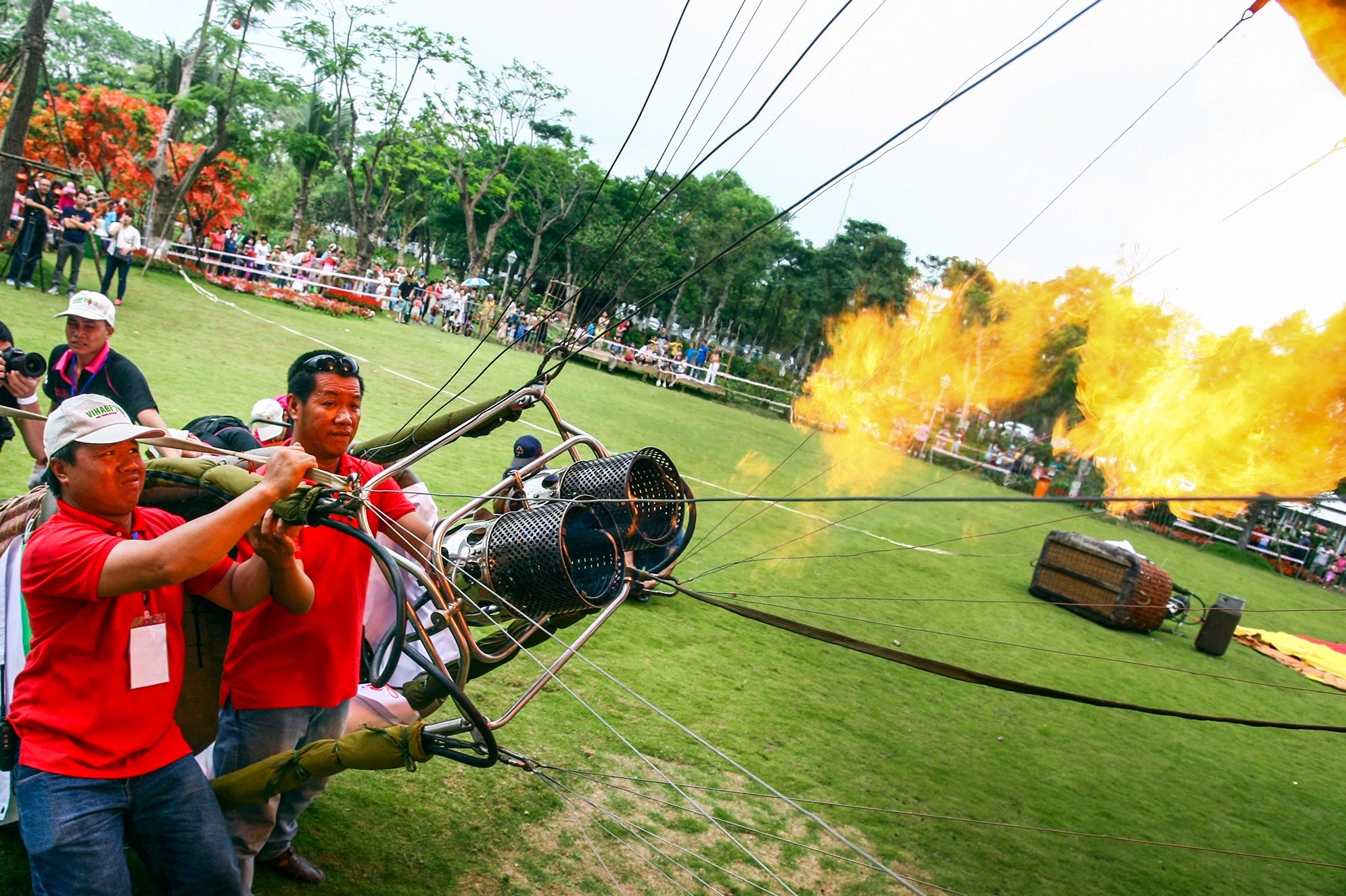 Ban tổ chức bắt đầu bán vé từ lúc 7h15 ngày 30/4, giá vé 30.000 đồng cho một lượt tham quan 10 phút. Các nhân viên kỹ thuật thực hiện công tác thổi hơi để cho người dân ngắm khinh khí cầu  từ sớm.