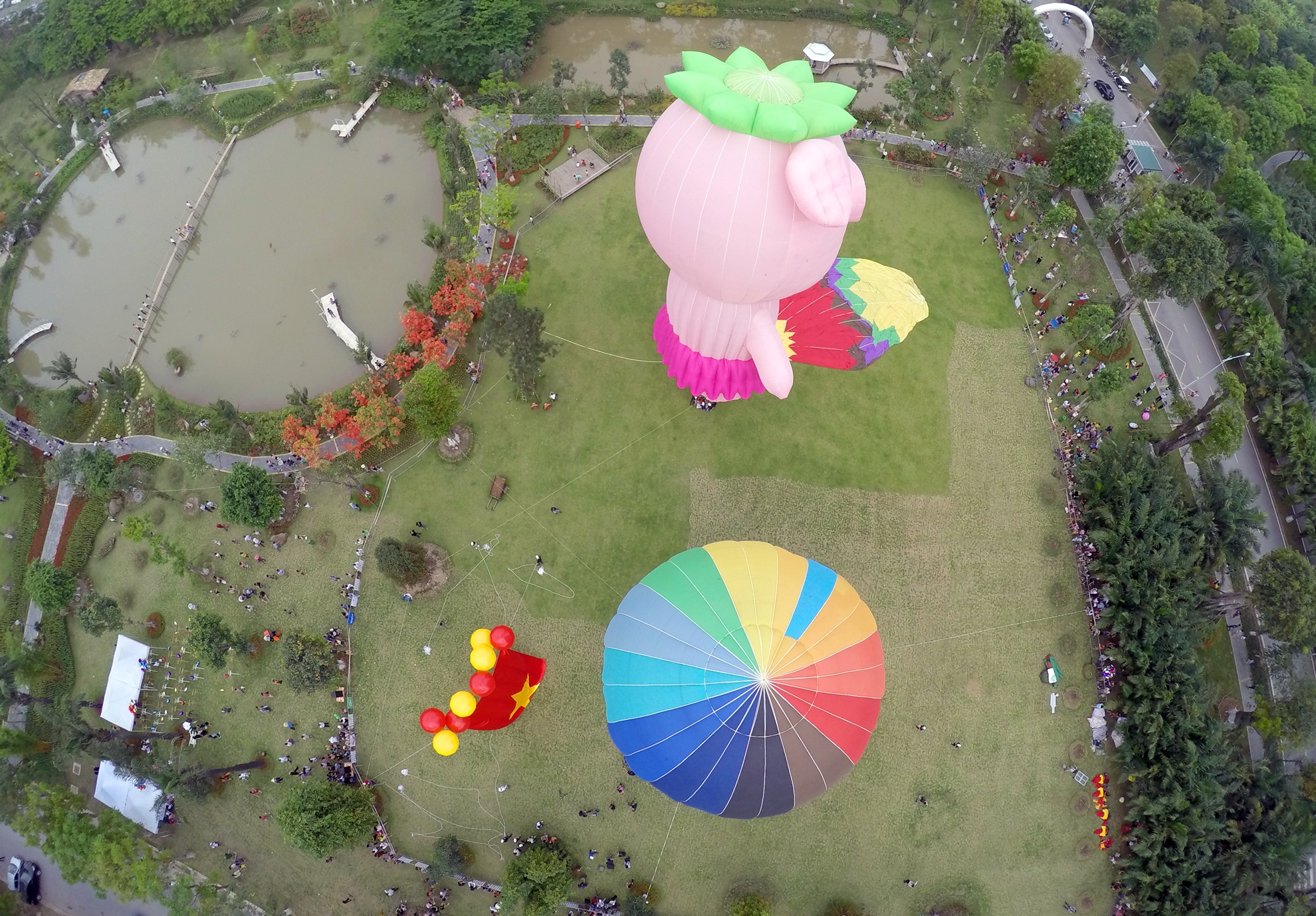 Ngoài ra, du khách có thể tổ chức cắm trại, liên hoan với bạn bè và gia đình, cùng hòa mình vào nhiều trò chơi vận động cuốn hút. Các trò chơi dân gian, team building hay xiếc, ảo thuật đường phố, bóng bay nghệ thuật sẽ luôn thu hút sự tham gia say mê của những em nhỏ.