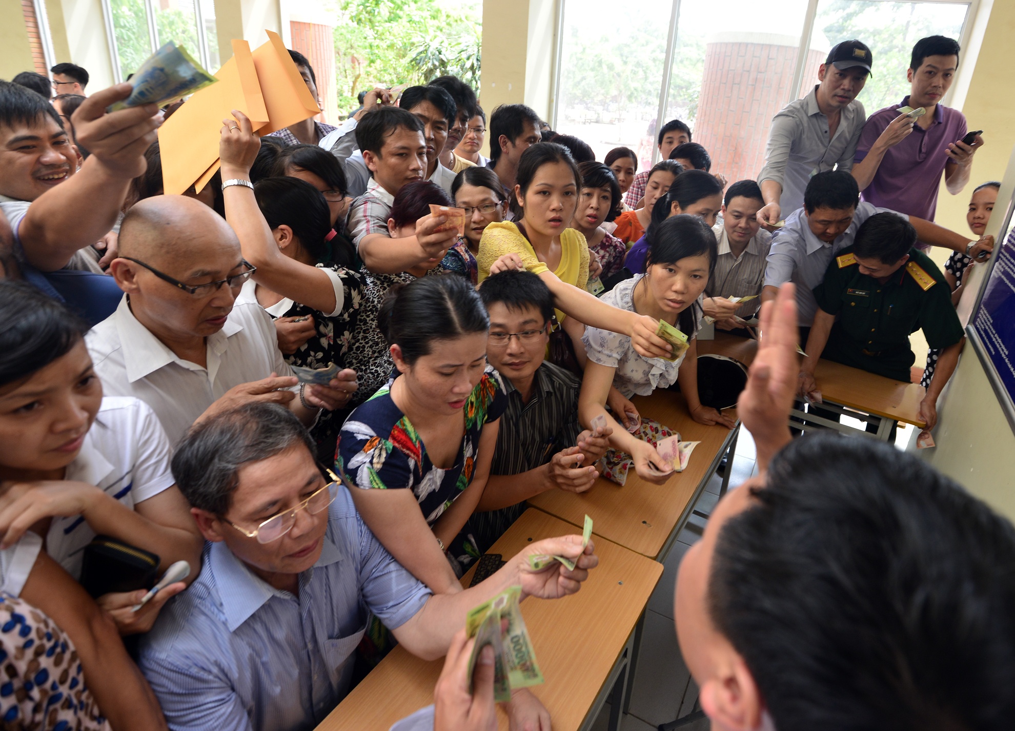 Hang tram nguoi chen lan mua ho so lop 6 truong noi tieng hinh anh