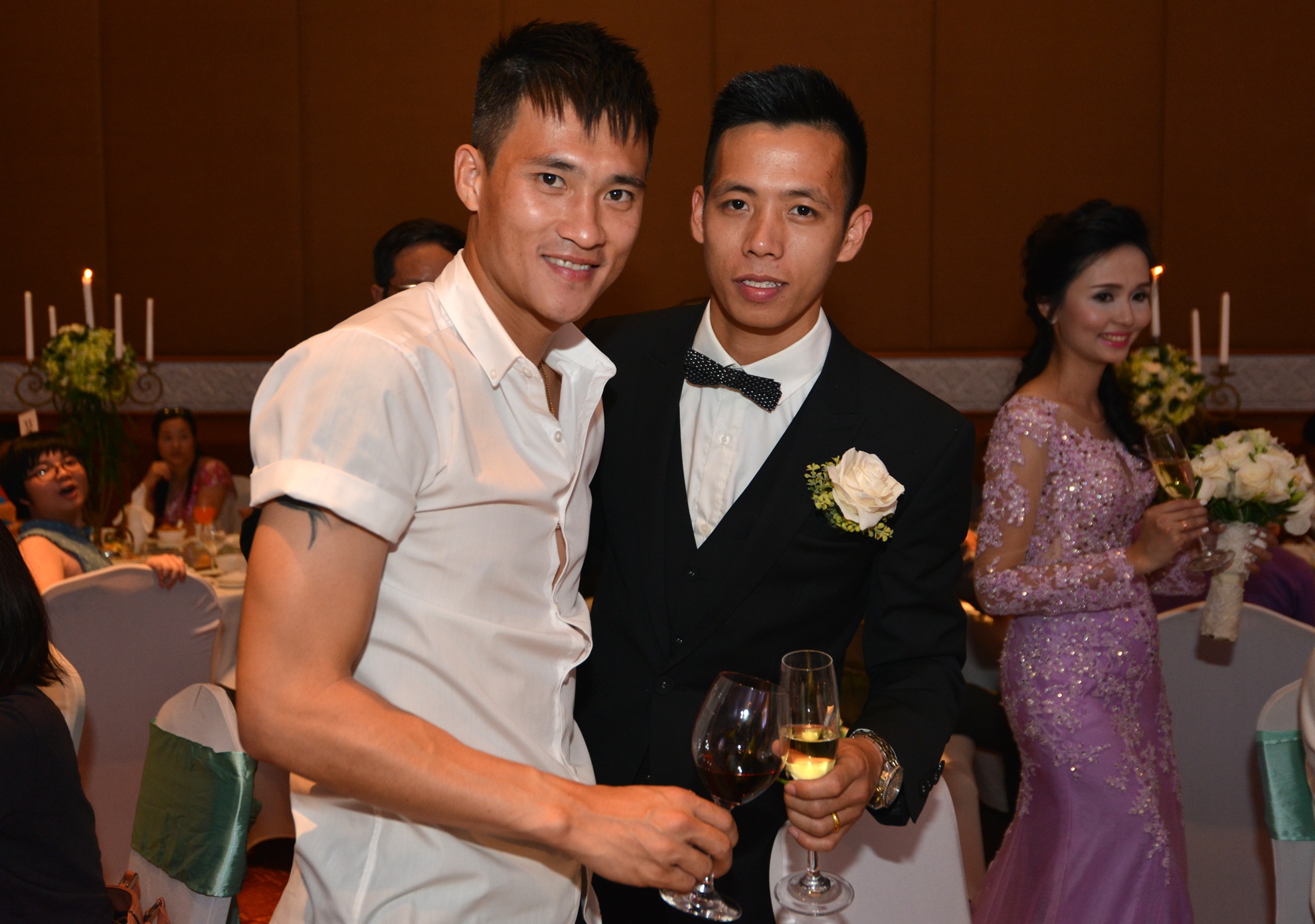 Cong Vinh den som chuc mung dam cuoi cua Van Quyet hinh anh