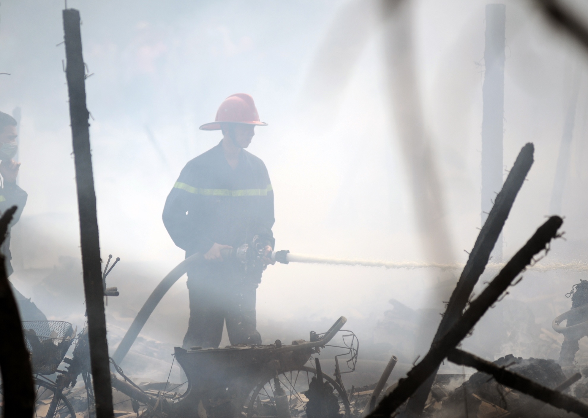 Khu nha o chuot giua thu do boc chay hinh anh