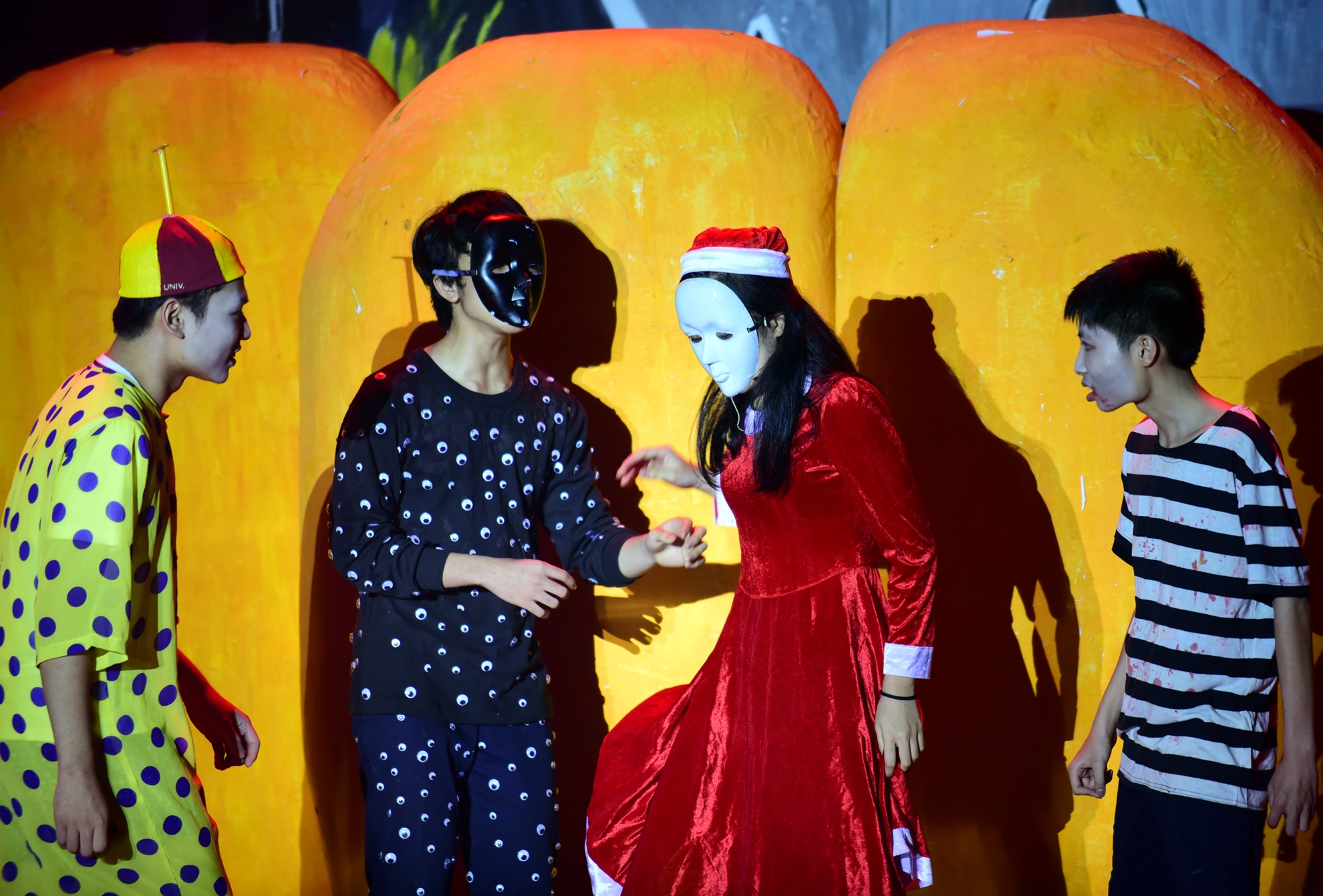 Câu chuyện mở đầu bằng việc con gái của ông già Noel đã bị bắt cóc và mất trí nhớ hoàn toàn. Sau đó, cô được Dr. X nhận về làm công trong nhà của mình.