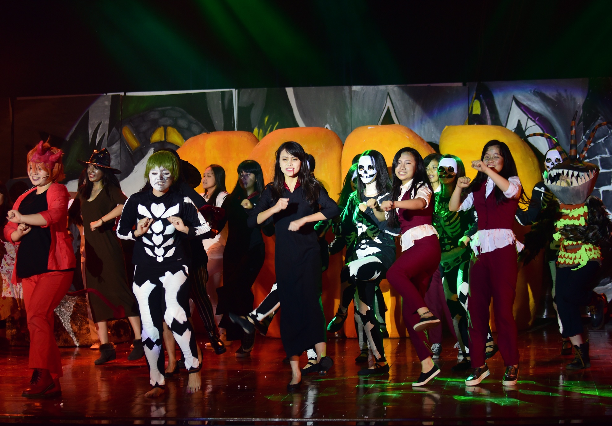 Thị trấn Halloween (Halloween Land) là một thế giới hư cấu, cư dân ở đó bao gồm các loài yêu quái biến dạng, quái vật, linh hồn, ma cà rồng, yêu tinh, ma sói và phù thuỷ. Jack Skellington (Vua Bí ngô - 